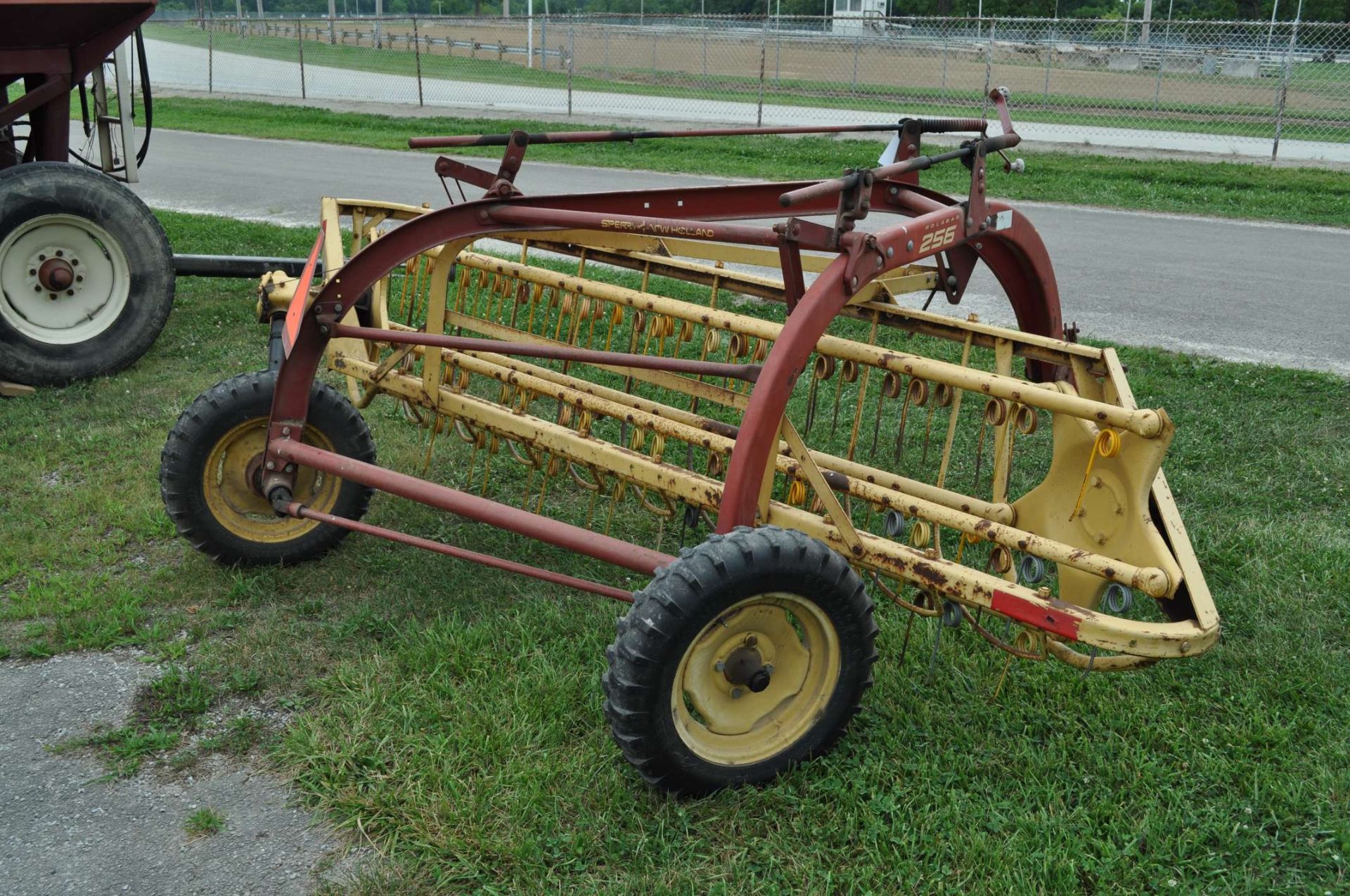 New Holland 256 5 bar hay rake, ground drive - Image 3 of 4