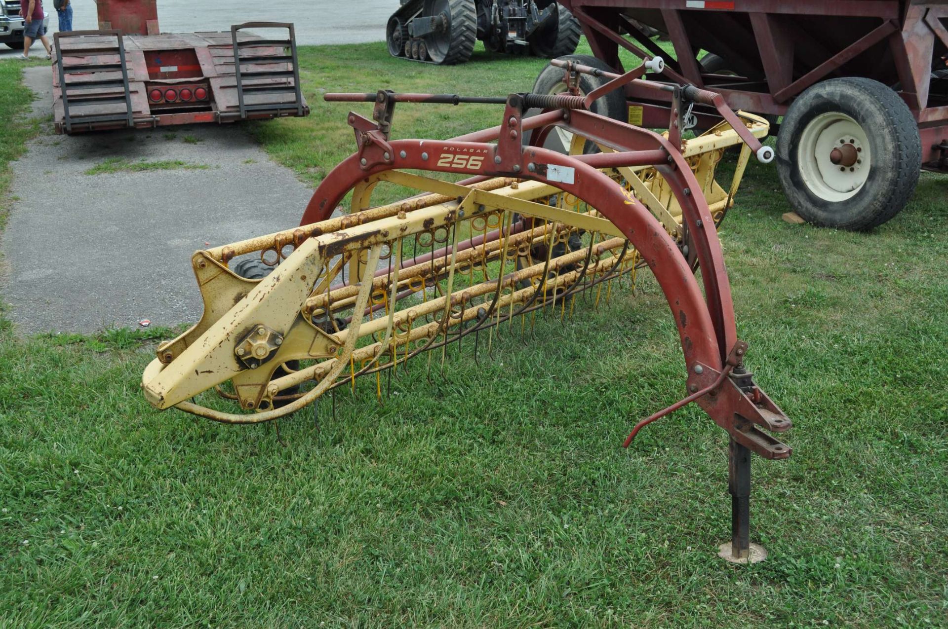 New Holland 256 5 bar hay rake, ground drive - Image 2 of 4