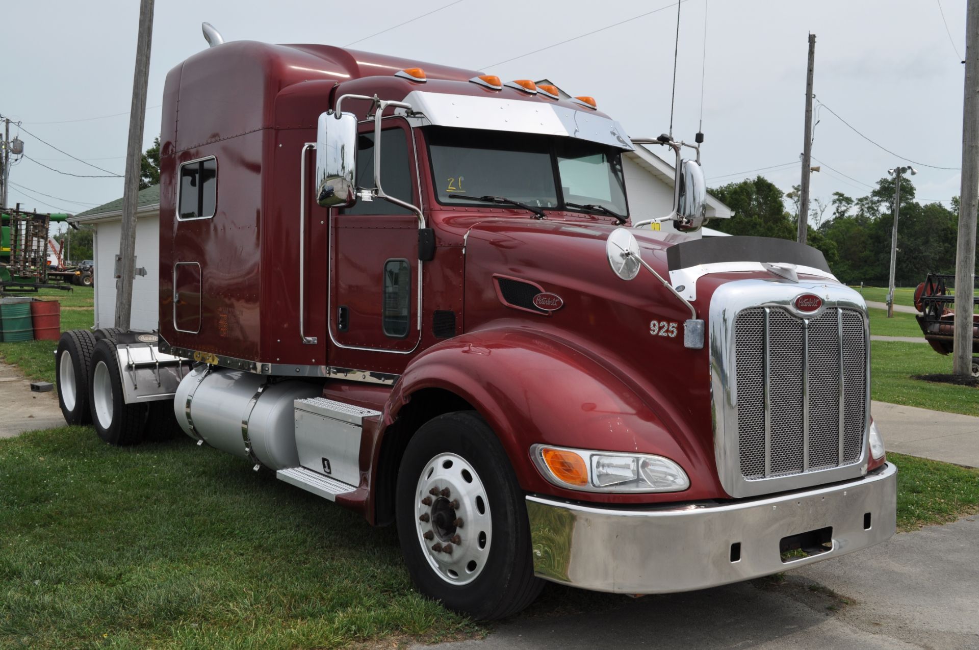 2012 Peterbilt Sleeper Semi Truck, 386 model, chassis weight 17836, Paccar MX 13 motor, - Image 2 of 20