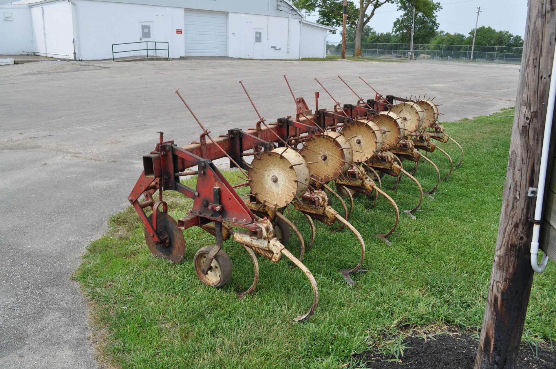 International 133 row crop cultivator, 6x 30", 3 pt - Image 4 of 4