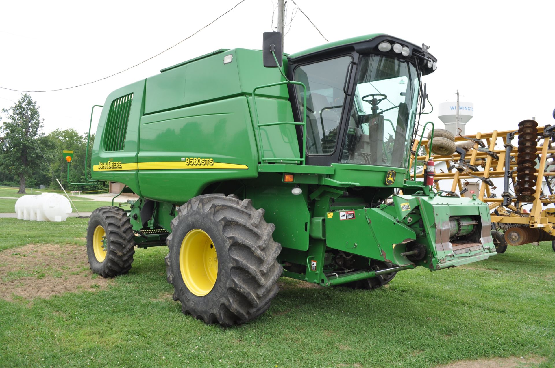 John Deere 9560 STS combine, 800/65 R 32 drive tires, 18.4 R 26 rear tires, single pt hook-up - Image 2 of 13