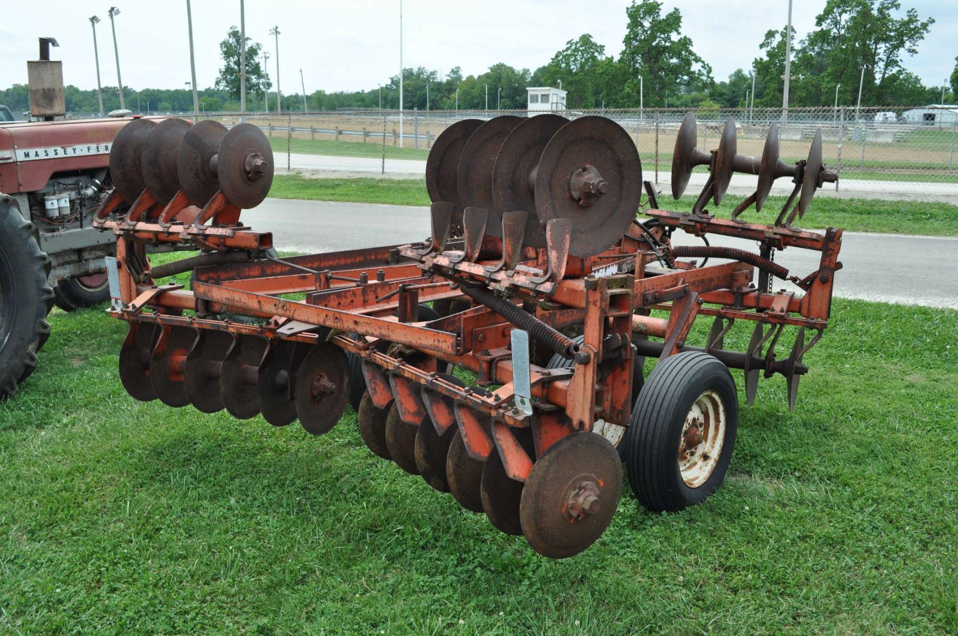 14' Allis Challmers disc, manual fold, hyd lift, rear hitch - Image 3 of 4