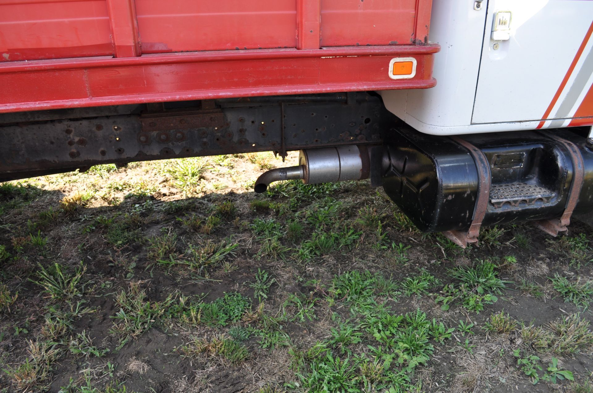 1982 International S1700 grain truck, IH gas 345 V-8 engine, 5 + 2 spd, 188 WB, single axle - Image 11 of 18