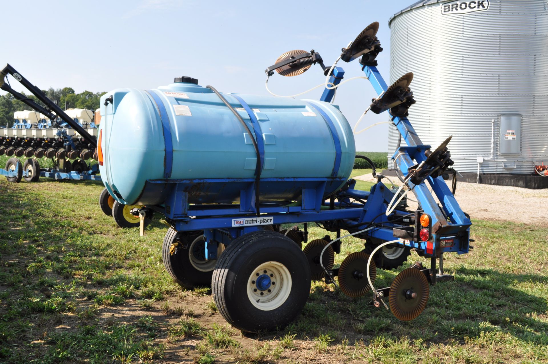 DMI 2800 liquid applicator, 11 coulters with injectors, hyd fold, hyd lift, ground drive - Image 3 of 19