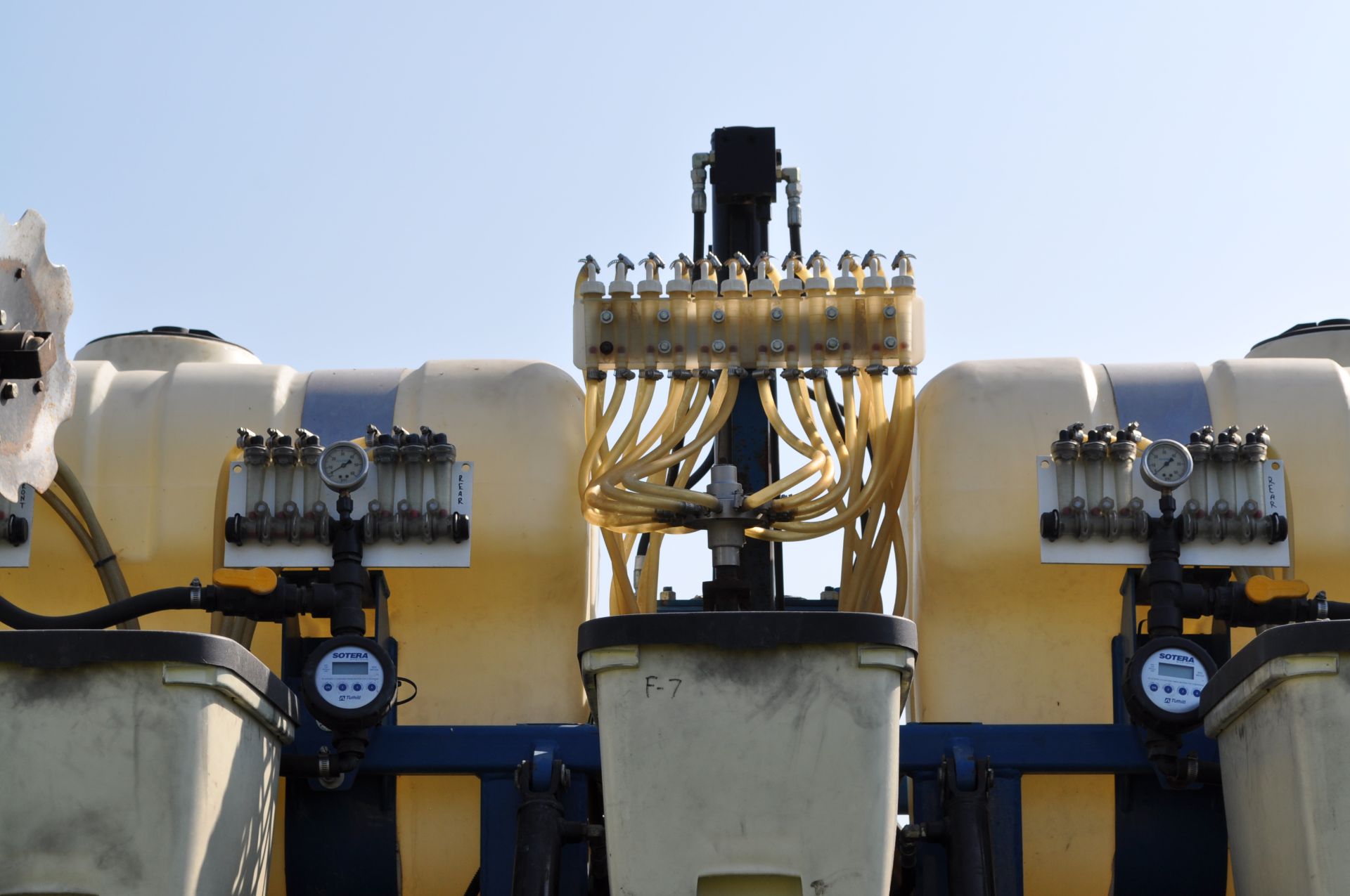 Kinze 3650 12/24 splitter planter, floating row cleaners on corn rows, no till coulters, box units - Image 8 of 20