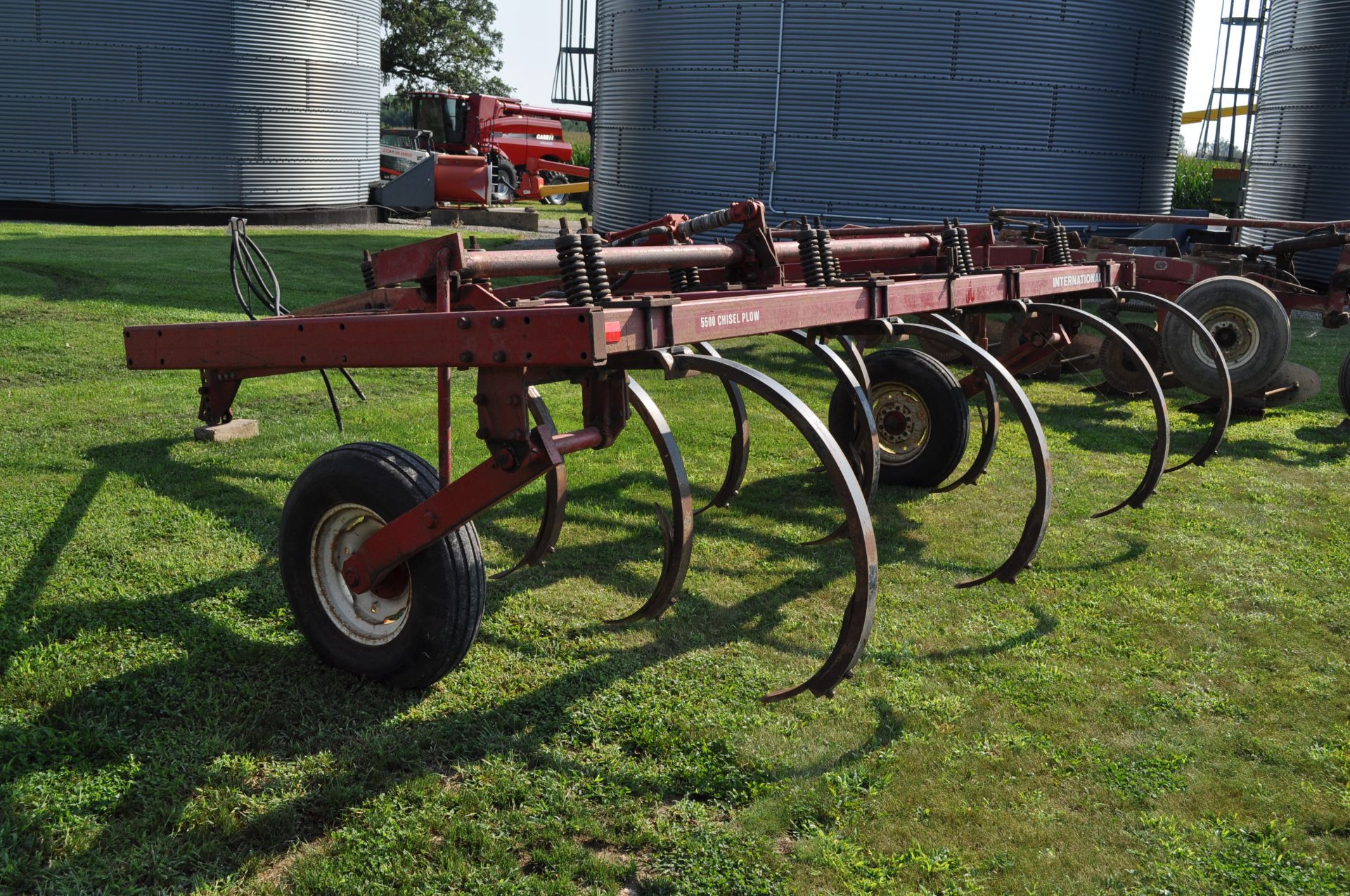 13’ International 5500 chisel plow, 10 shank, pull type, hyd lift, SN 0190887C005939 - Image 4 of 7