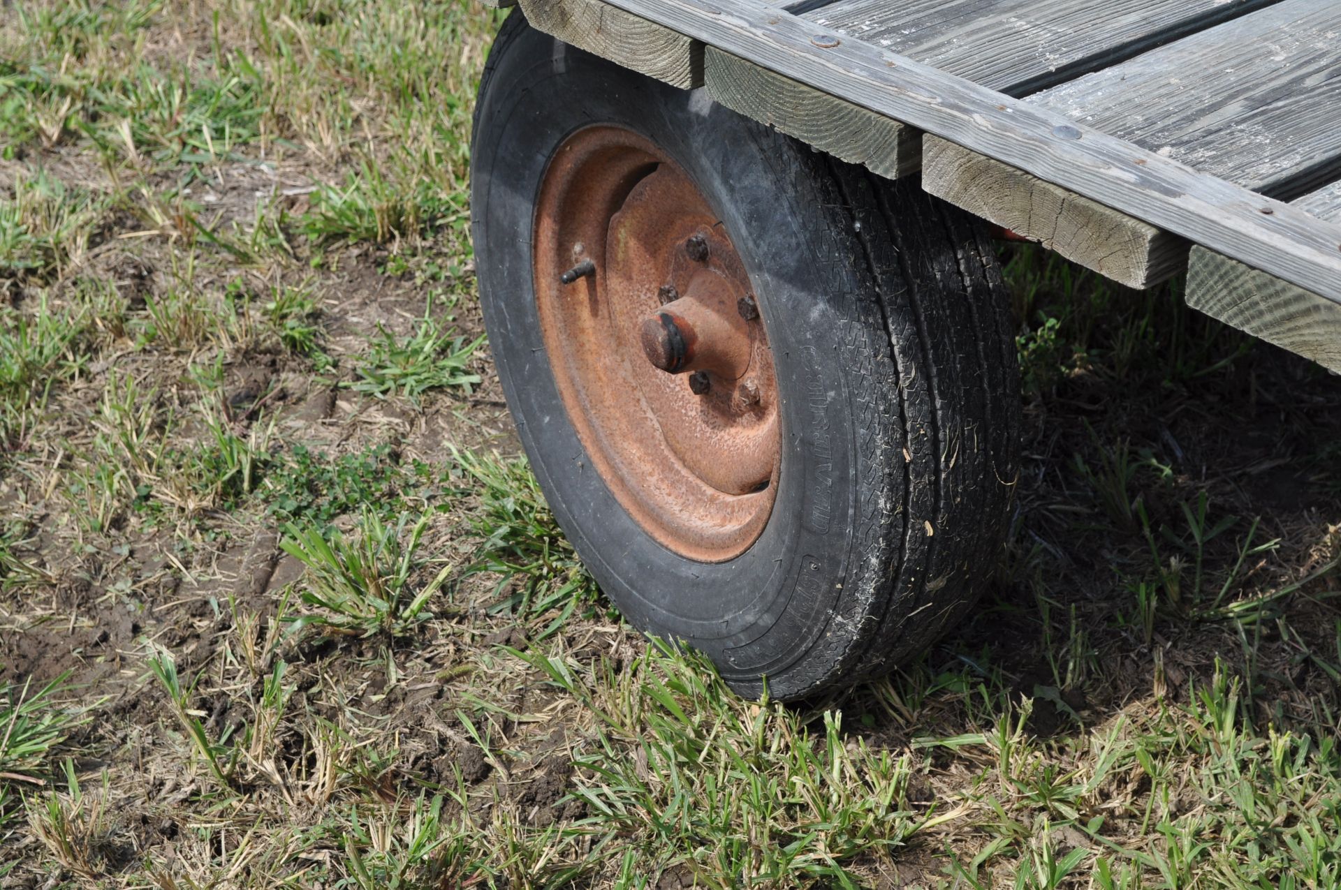 14’ x 7’ flat rack hay wagon, Montgomery Ward gear, 14” tires - Image 5 of 9