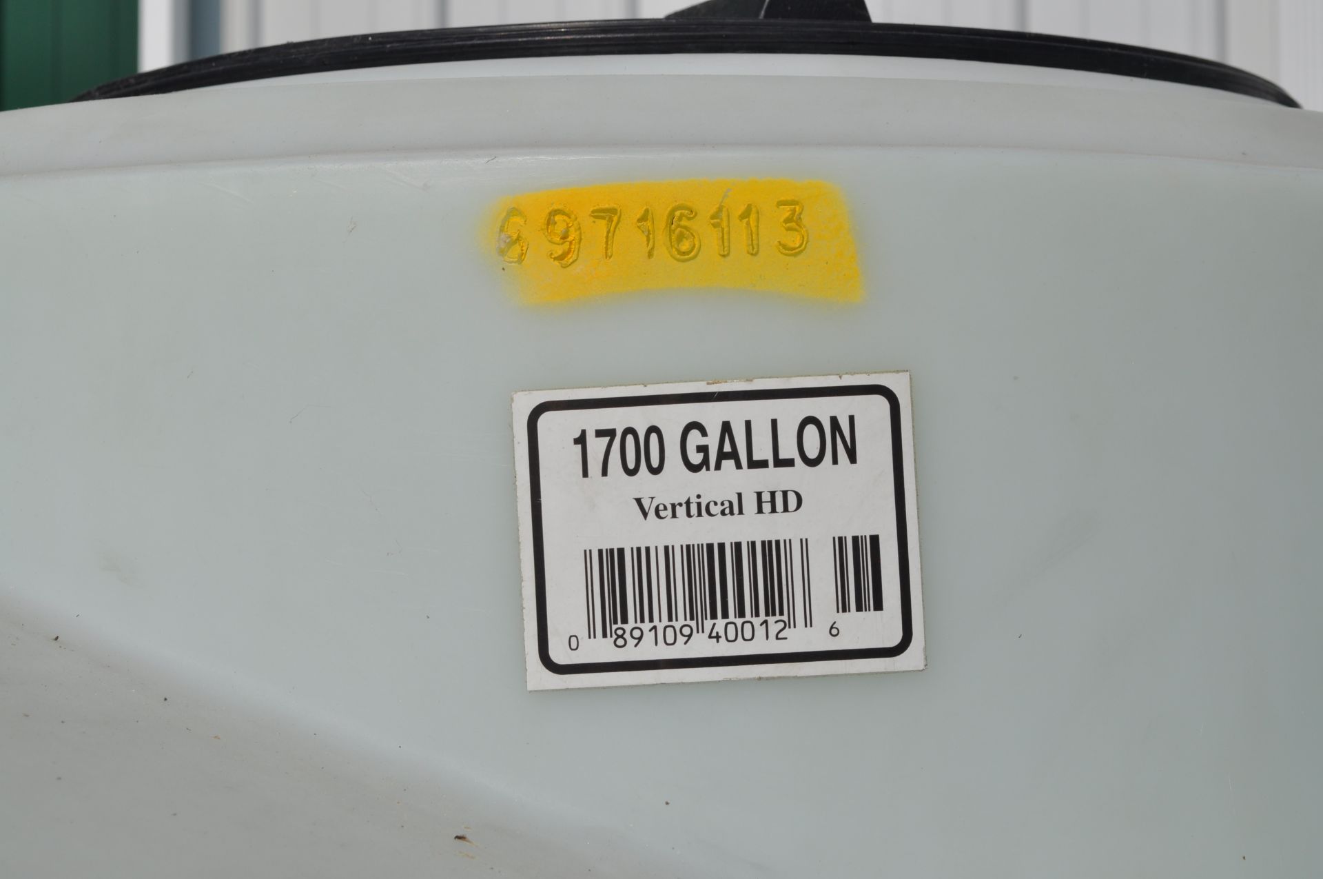 1700 gal flat bottom poly tank - Image 2 of 2