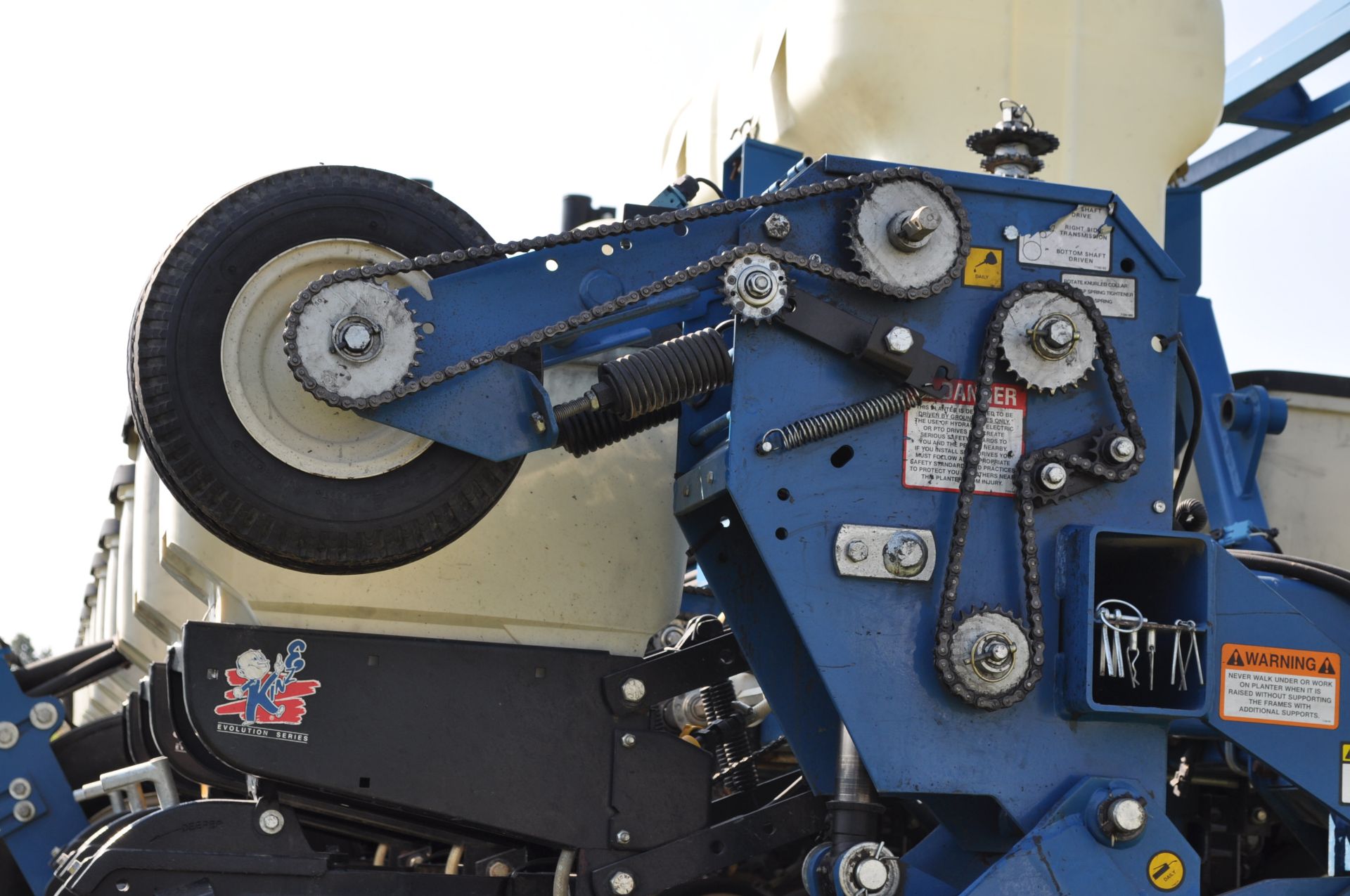 Kinze 3650 12/24 splitter planter, floating row cleaners on corn rows, no till coulters, box units - Image 20 of 20