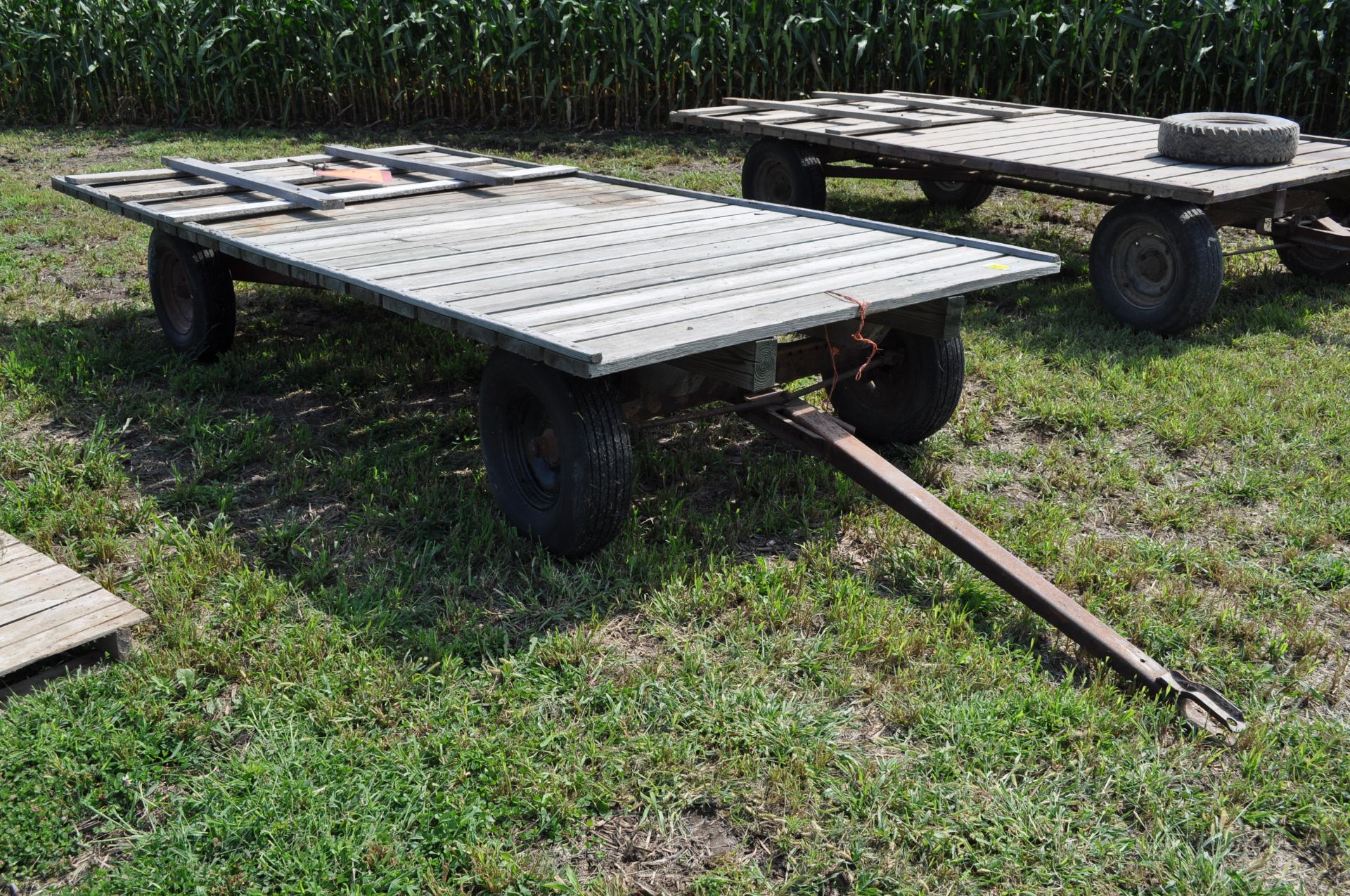 14’ x 7’ flat rack hay wagon, Montgomery Ward gear, 14” tires - Image 2 of 9