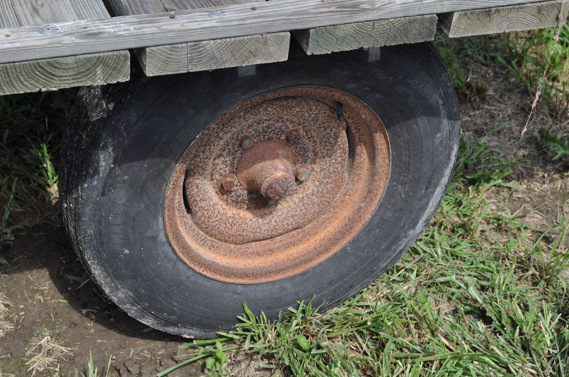 14’ x 7’ flat rack hay wagon, Montgomery Ward gear, 14” tires - Image 6 of 9