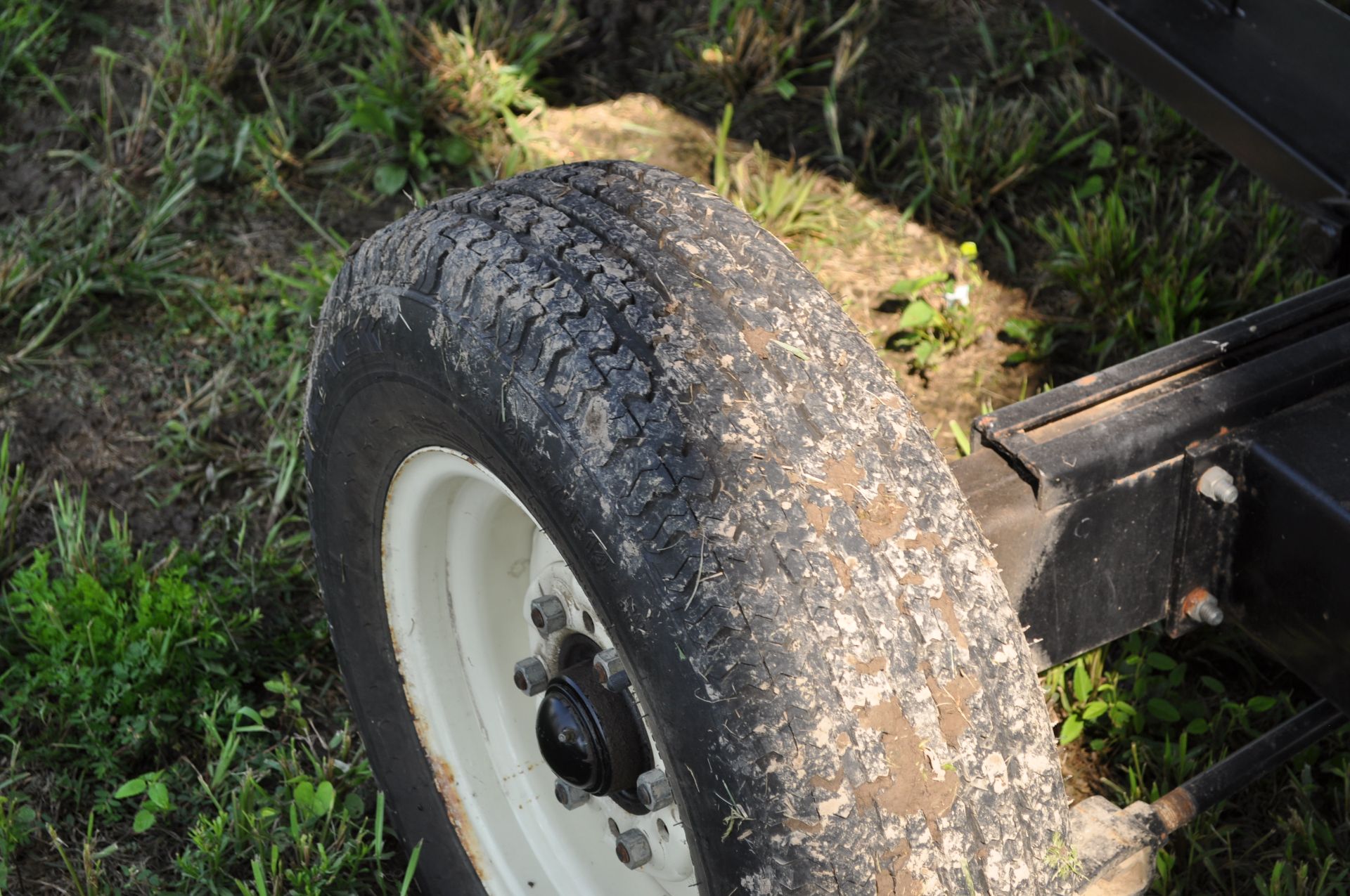 30’ J&M HT8 header cart, ST205/75R14 tires - Image 4 of 10