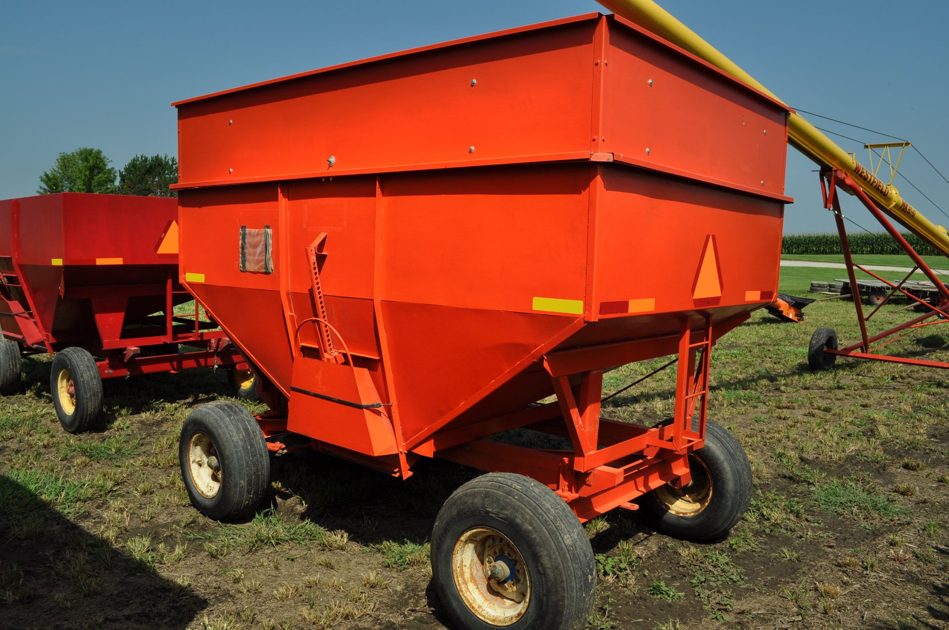 Killbros 350 bu gravity bed wagon, Killbros running gear, 11L-15 tires - Image 2 of 10