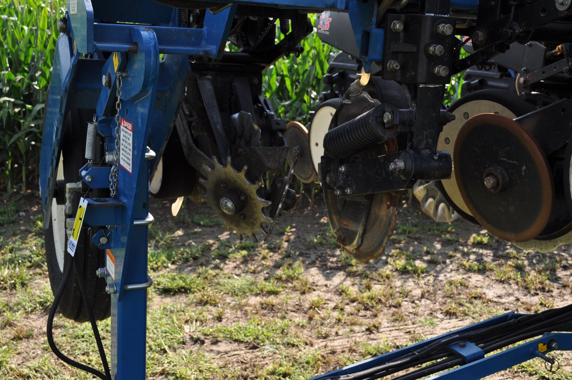 Kinze 3650 12/24 splitter planter, floating row cleaners on corn rows, no till coulters, box units - Image 5 of 20