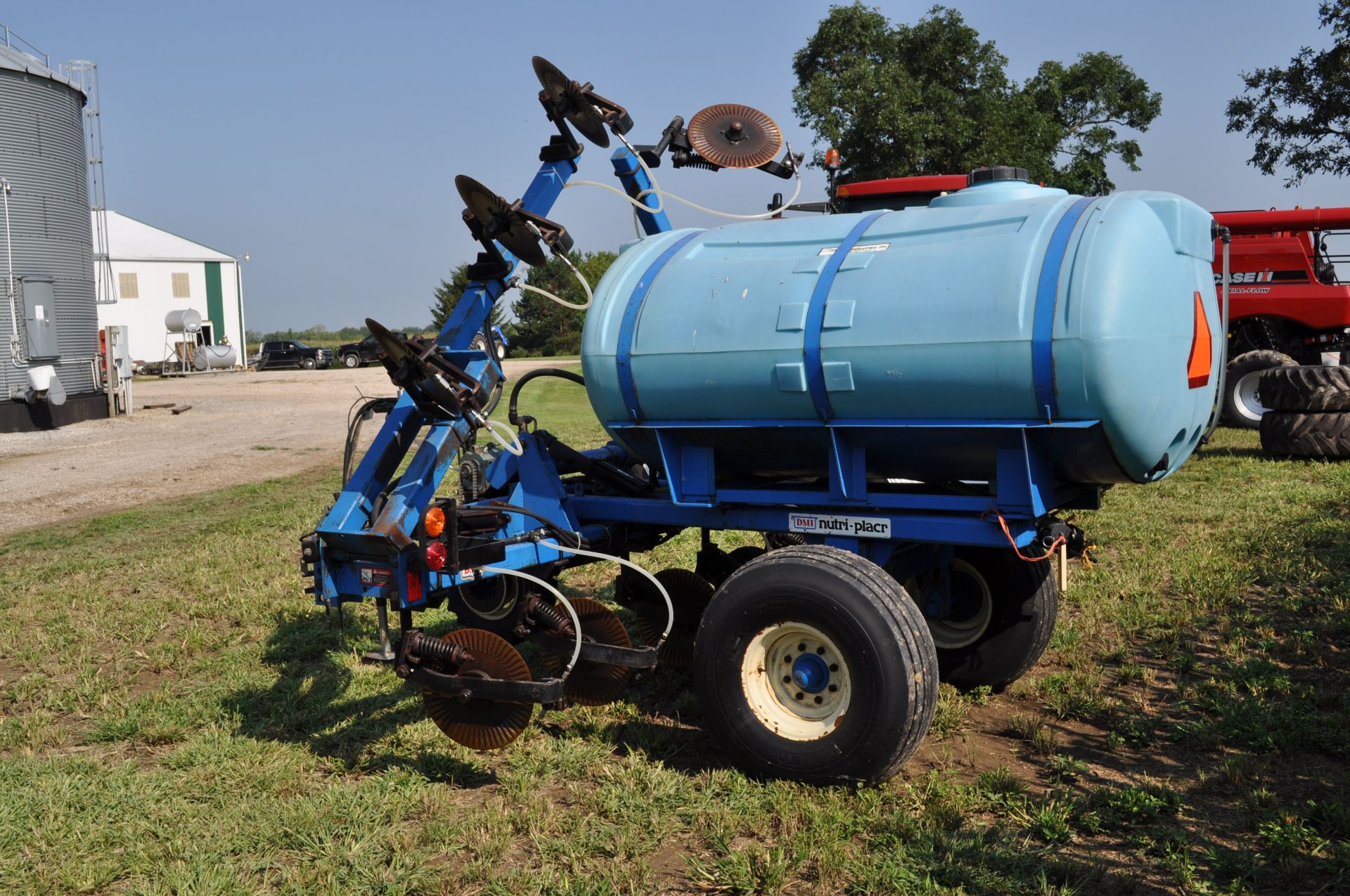 DMI 2800 liquid applicator, 11 coulters with injectors, hyd fold, hyd lift, ground drive - Image 2 of 19