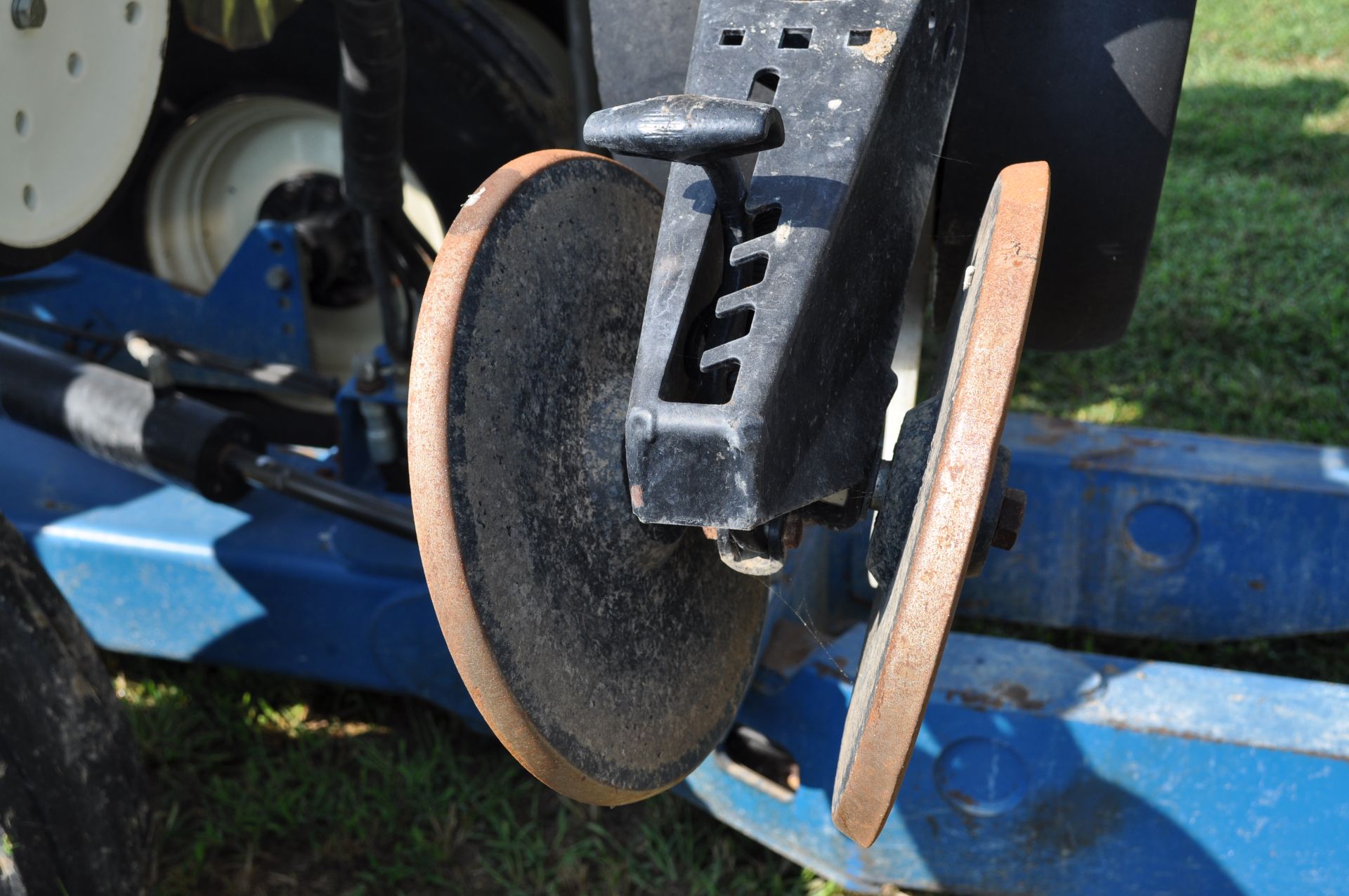 Kinze 3650 12/24 splitter planter, floating row cleaners on corn rows, no till coulters, box units - Image 16 of 20