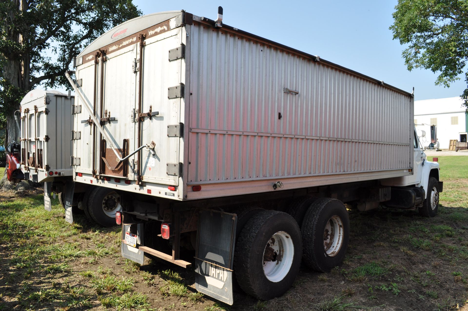 1985 International S1900 grain truck, DT466, 7 spd, 226” WB, tandem axle, roll tarp, spring ride - Image 3 of 21