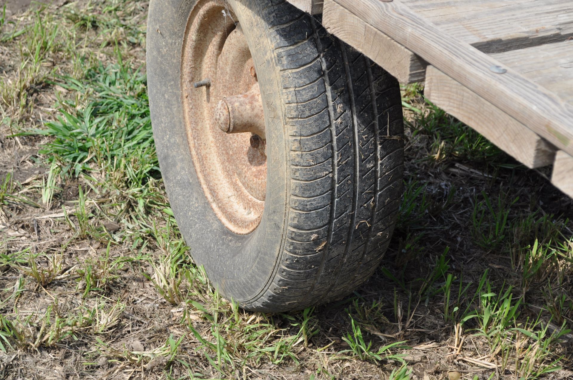 14’ x 7’ flat rack hay wagon, Montgomery Ward 3000 gear, 15” tires - Image 5 of 10