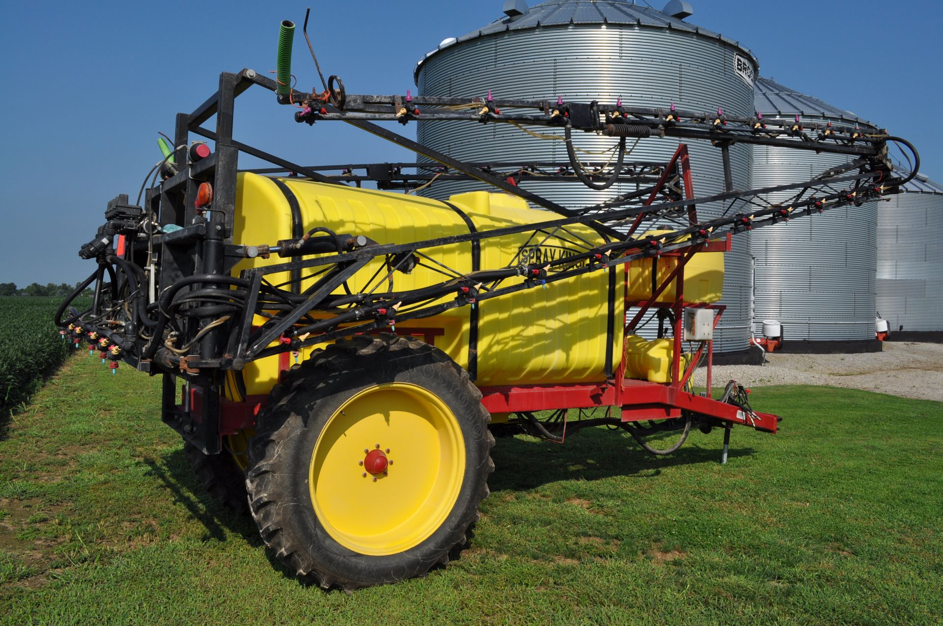 90’ Spray King pull type sprayer, 20” spacing, 3 way T-Jet wet boom bodies, 5 electric sections - Image 4 of 18
