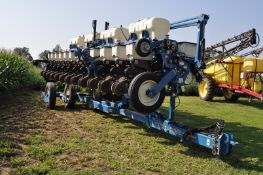 Kinze 3650 12/24 splitter planter, floating row cleaners on corn rows, no till coulters, box units