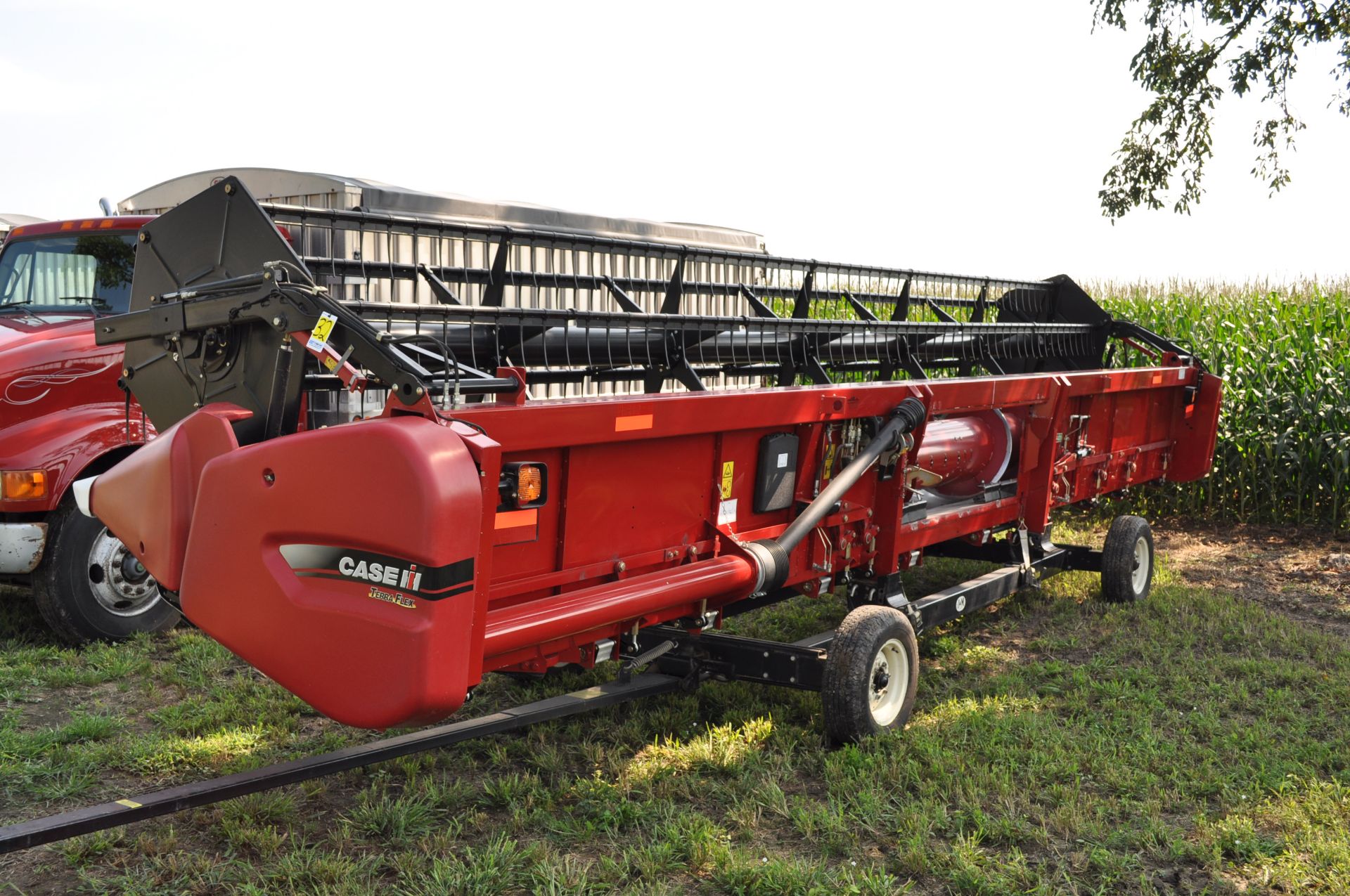 30’ Case IH 3020 grain platform, TerraFlex, full finger auger, single point hook up, hyd fore/aft