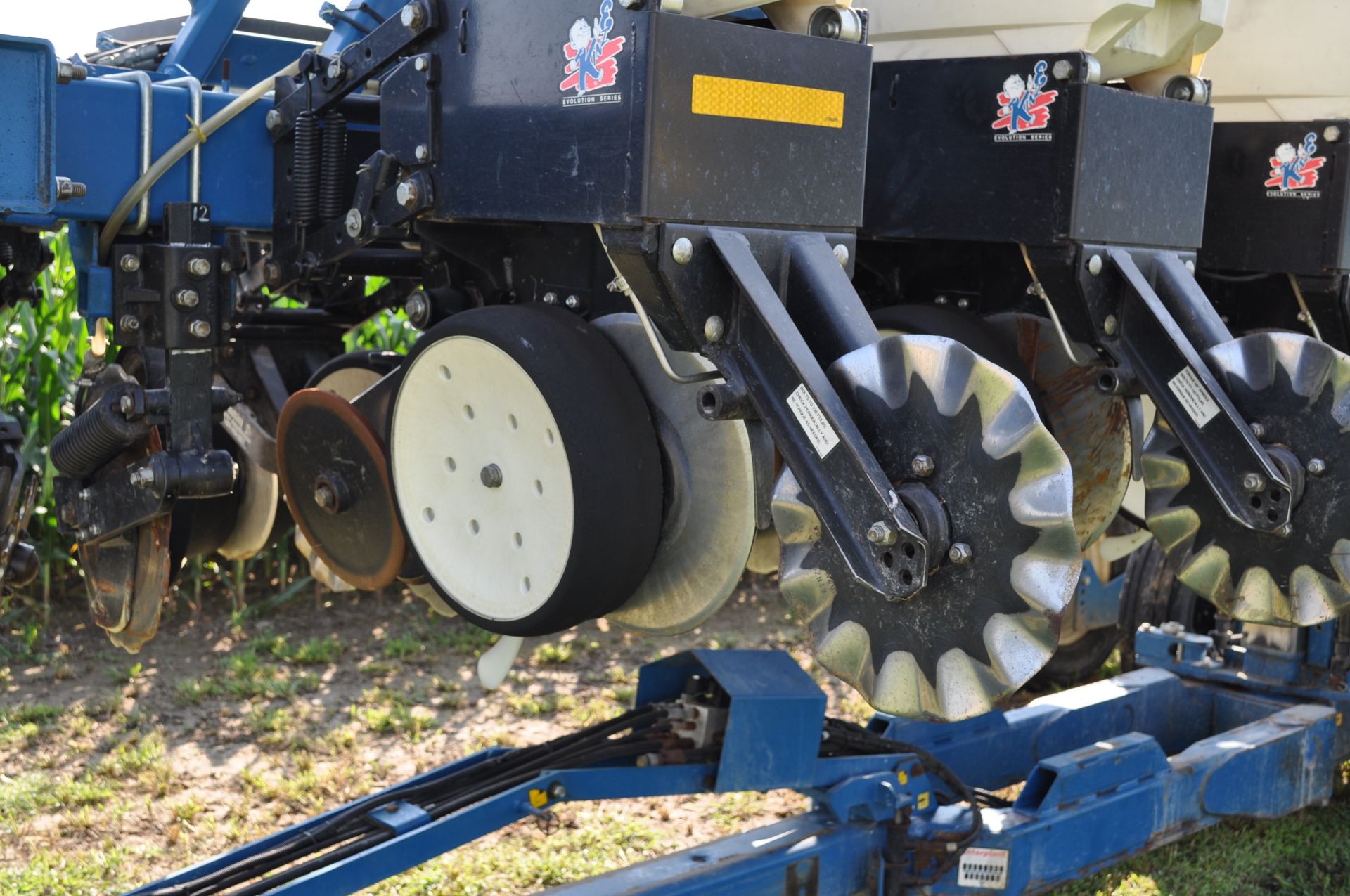 Kinze 3650 12/24 splitter planter, floating row cleaners on corn rows, no till coulters, box units - Image 4 of 20