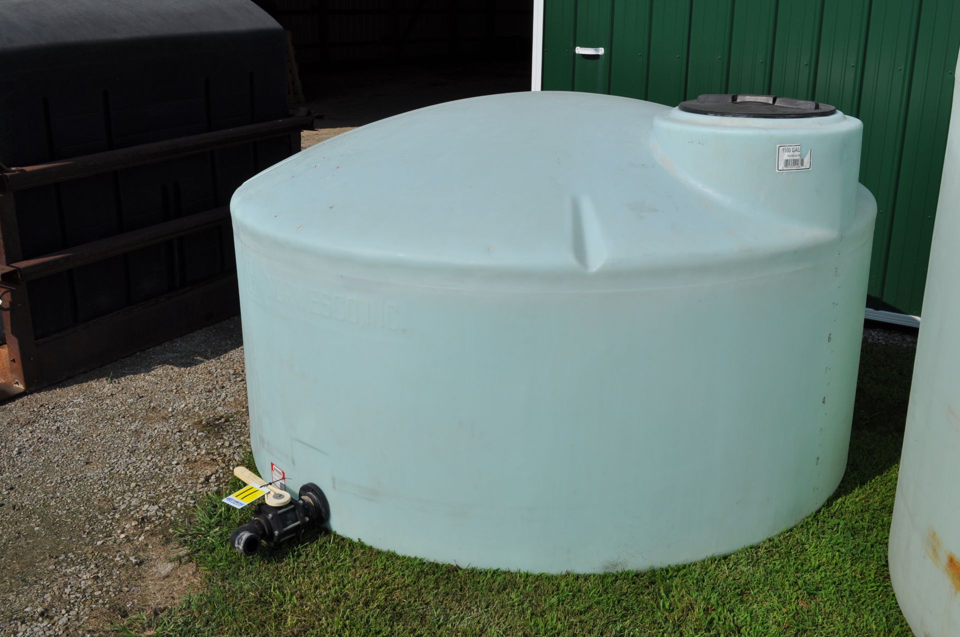 1100 gal flat bottom poly tank