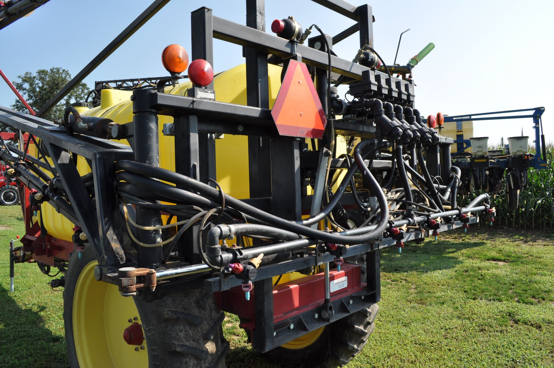 90’ Spray King pull type sprayer, 20” spacing, 3 way T-Jet wet boom bodies, 5 electric sections - Image 17 of 18