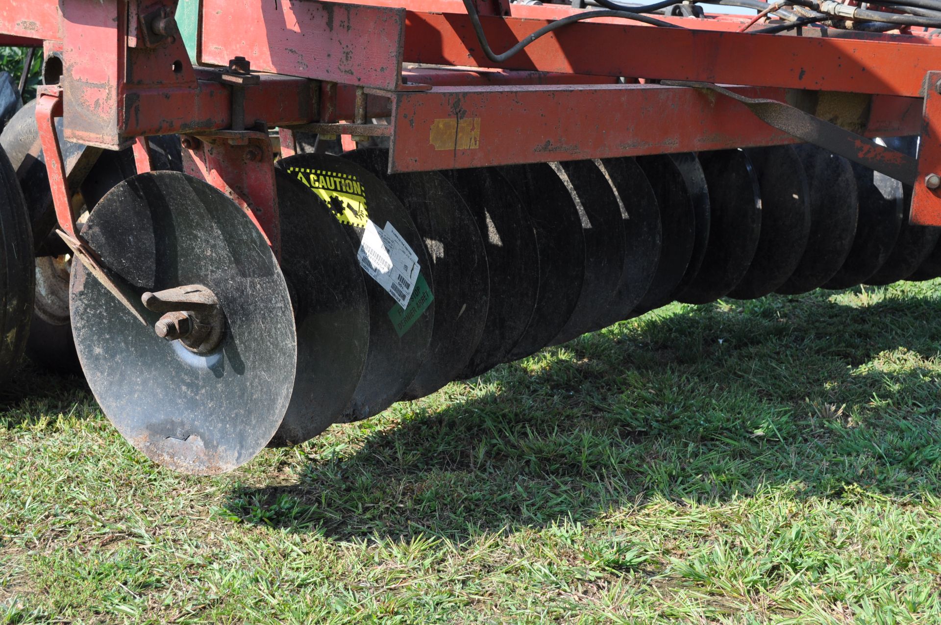 17 ½’ International 475 disc, 7 ½” spacing, 3 bar spike tooth harrow, new bearings and blades - Image 8 of 16