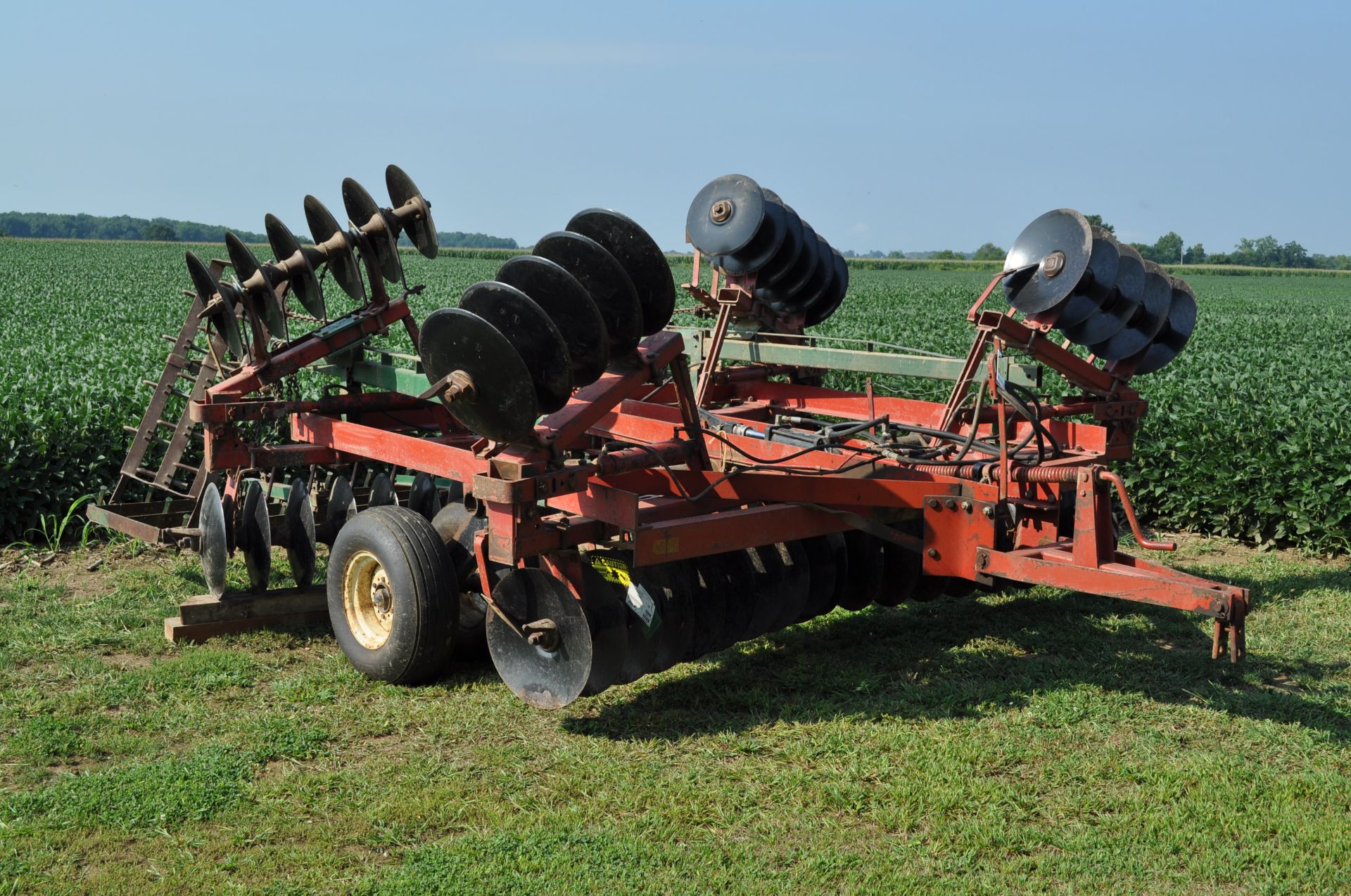 17 ½’ International 475 disc, 7 ½” spacing, 3 bar spike tooth harrow, new bearings and blades - Image 2 of 16