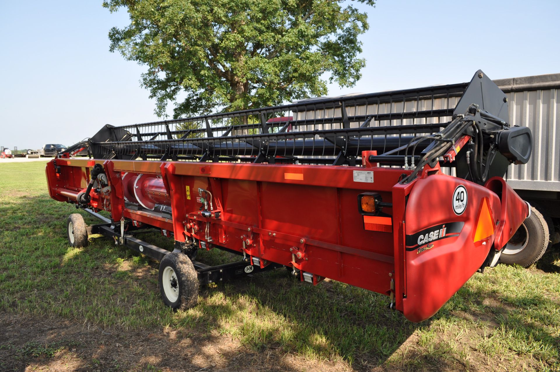 30’ Case IH 3020 grain platform, TerraFlex, full finger auger, single point hook up, hyd fore/aft - Image 4 of 18