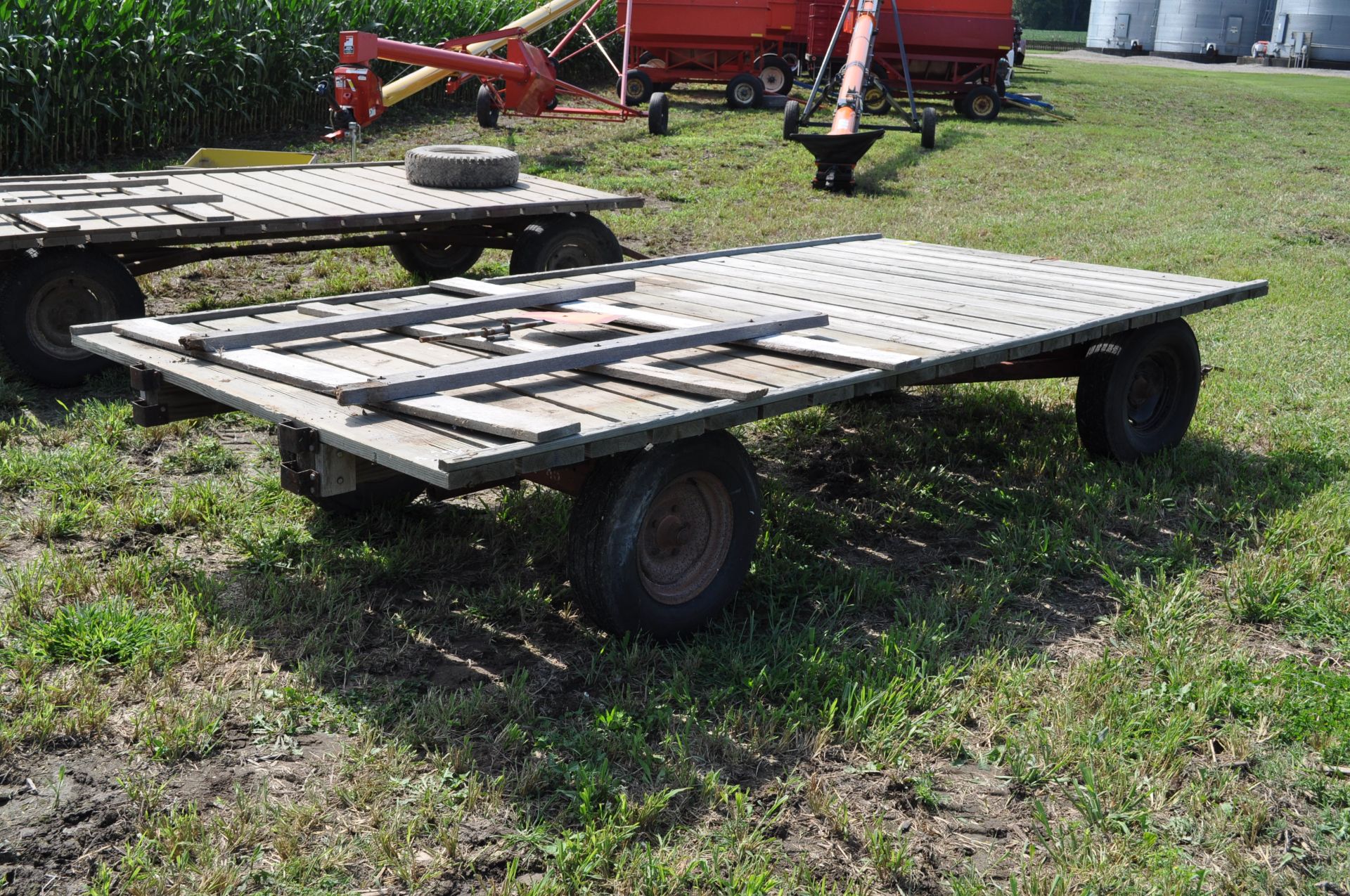 14’ x 7’ flat rack hay wagon, Montgomery Ward gear, 14” tires - Image 3 of 9