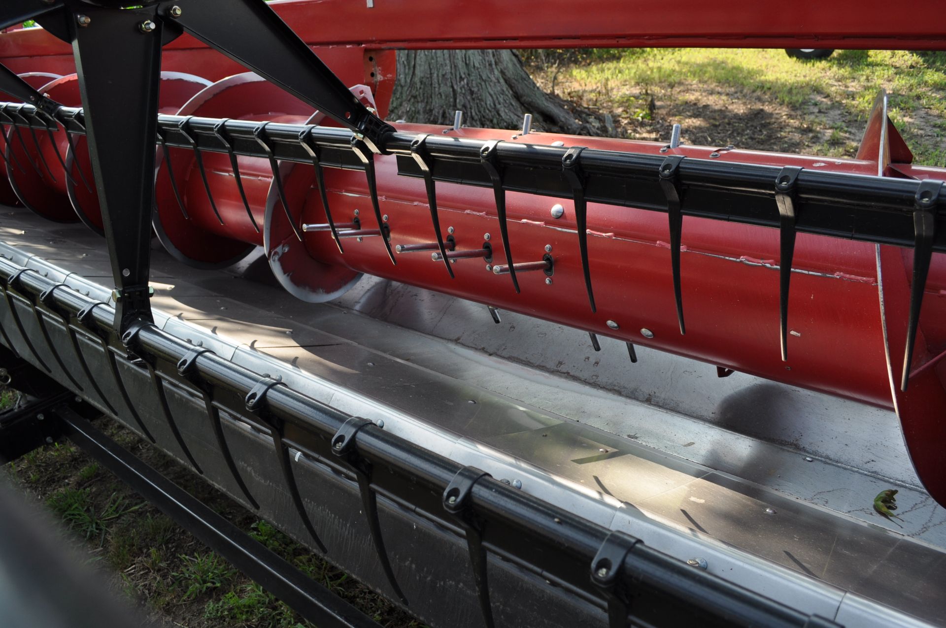 30’ Case IH 3020 grain platform, TerraFlex, full finger auger, single point hook up, hyd fore/aft - Image 15 of 18