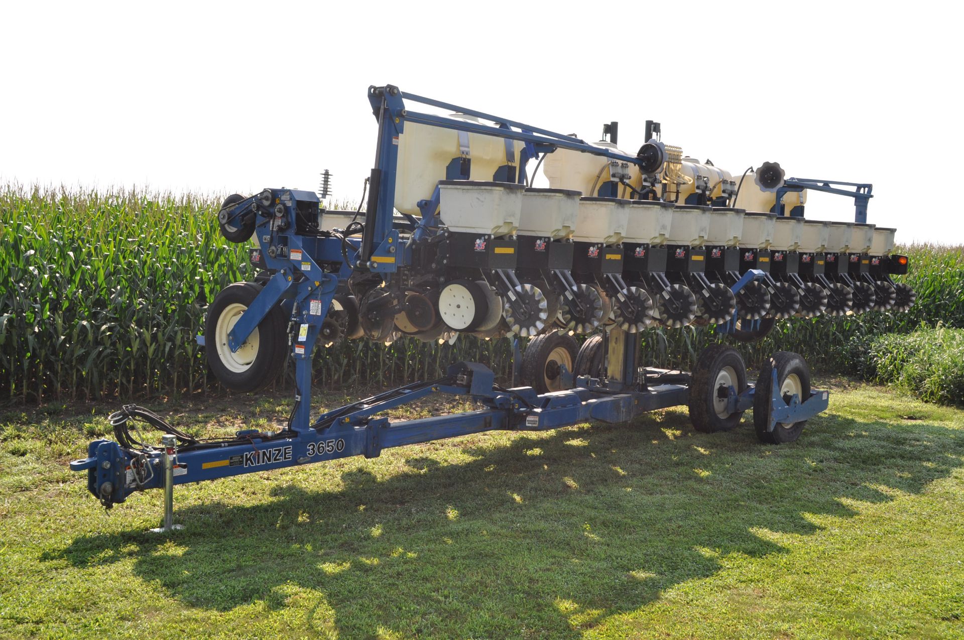 Kinze 3650 12/24 splitter planter, floating row cleaners on corn rows, no till coulters, box units - Image 2 of 20