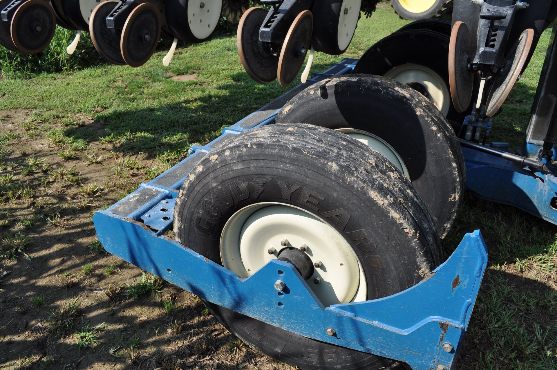 Kinze 3650 12/24 splitter planter, floating row cleaners on corn rows, no till coulters, box units - Image 14 of 20