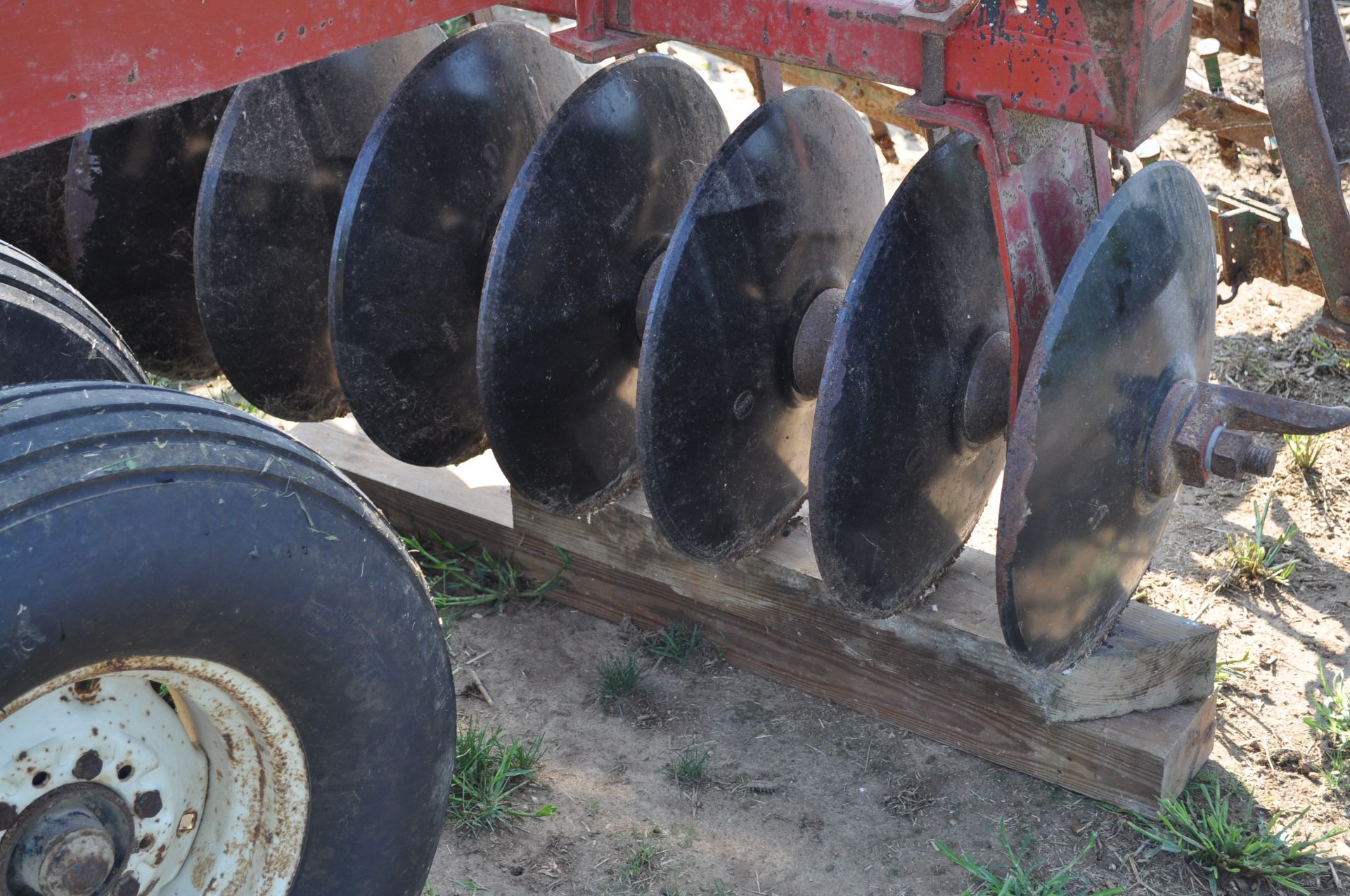 17 ½’ International 475 disc, 7 ½” spacing, 3 bar spike tooth harrow, new bearings and blades - Image 13 of 16