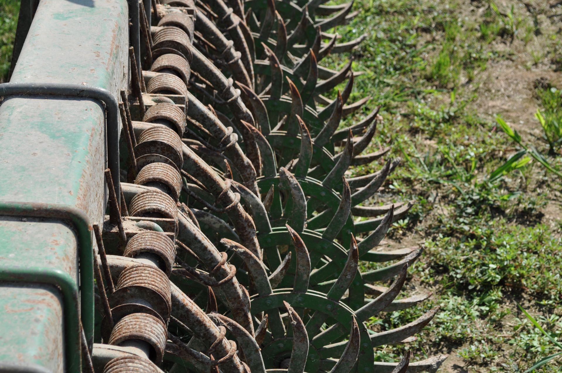 15’ John Deere 400 rotary hoe, 3 pt, 5”x7” bar, rock guard - Image 4 of 5