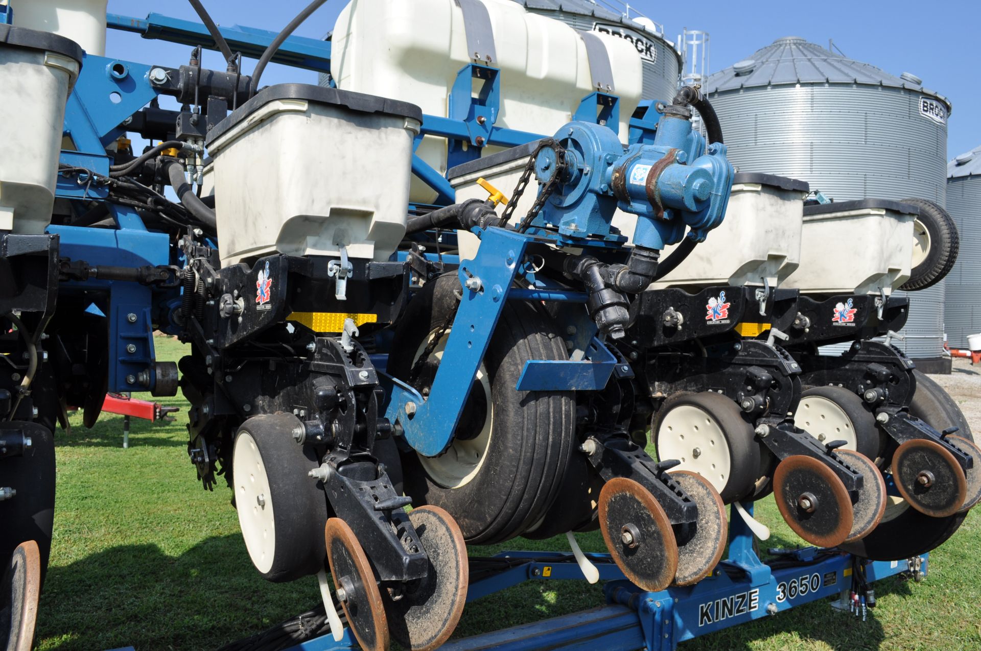 Kinze 3650 12/24 splitter planter, floating row cleaners on corn rows, no till coulters, box units - Image 12 of 20