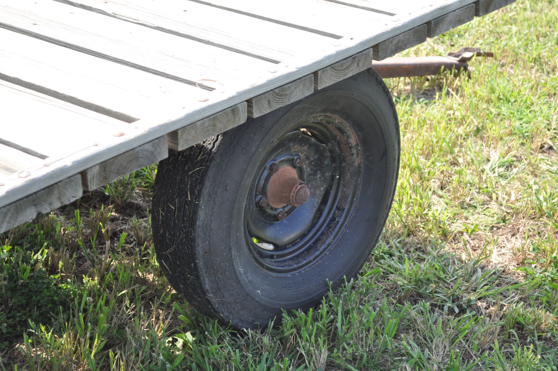 14’ x 7’ flat rack hay wagon, Montgomery Ward gear, 14” tires - Image 8 of 9