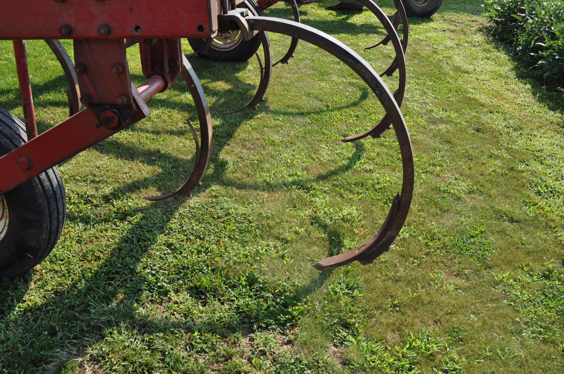 13’ International 5500 chisel plow, 10 shank, pull type, hyd lift, SN 0190887C005939 - Image 5 of 7