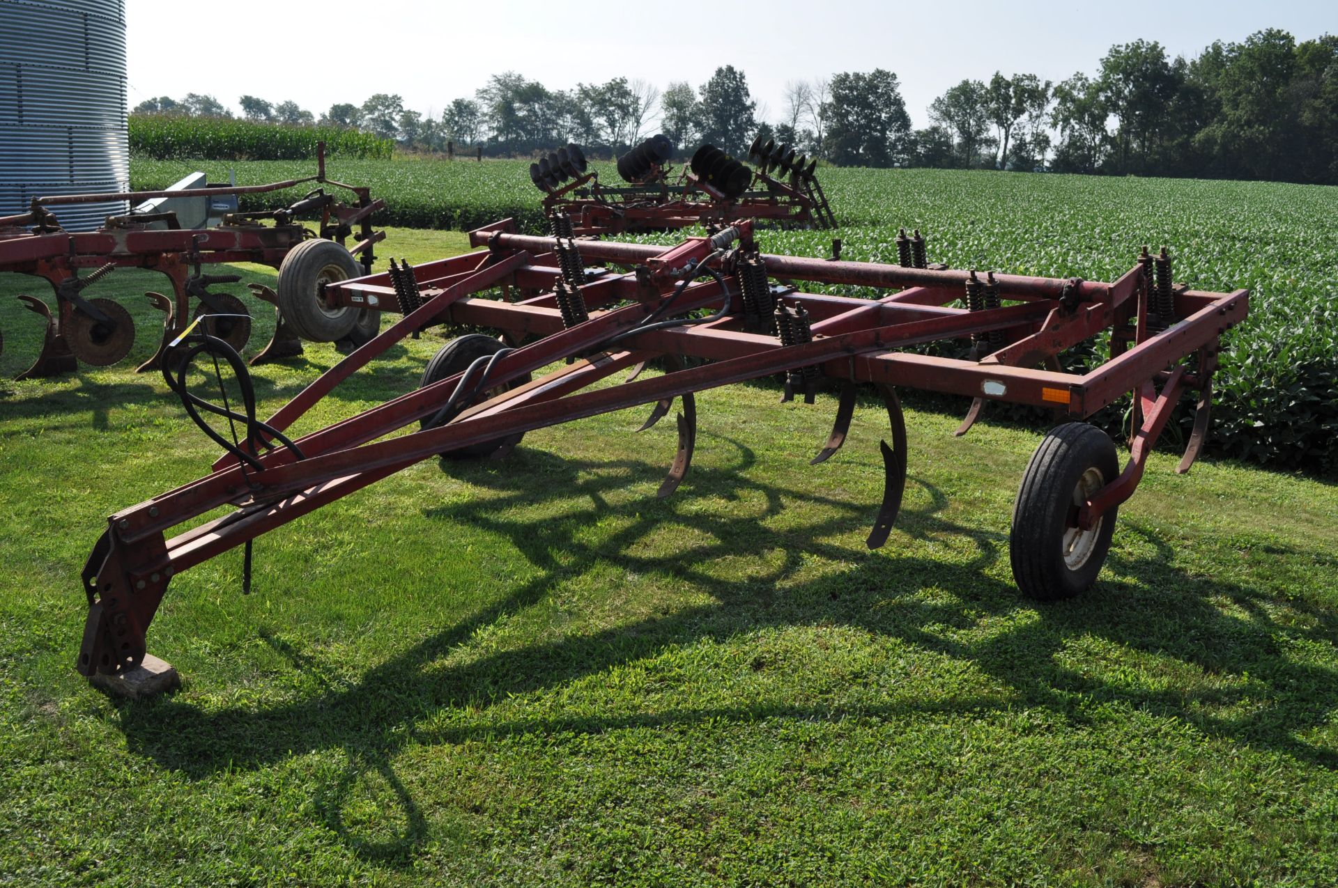 13’ International 5500 chisel plow, 10 shank, pull type, hyd lift, SN 0190887C005939