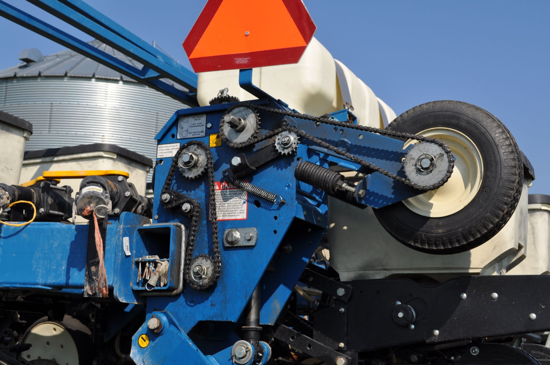 Kinze 3650 12/24 splitter planter, floating row cleaners on corn rows, no till coulters, box units - Image 11 of 20