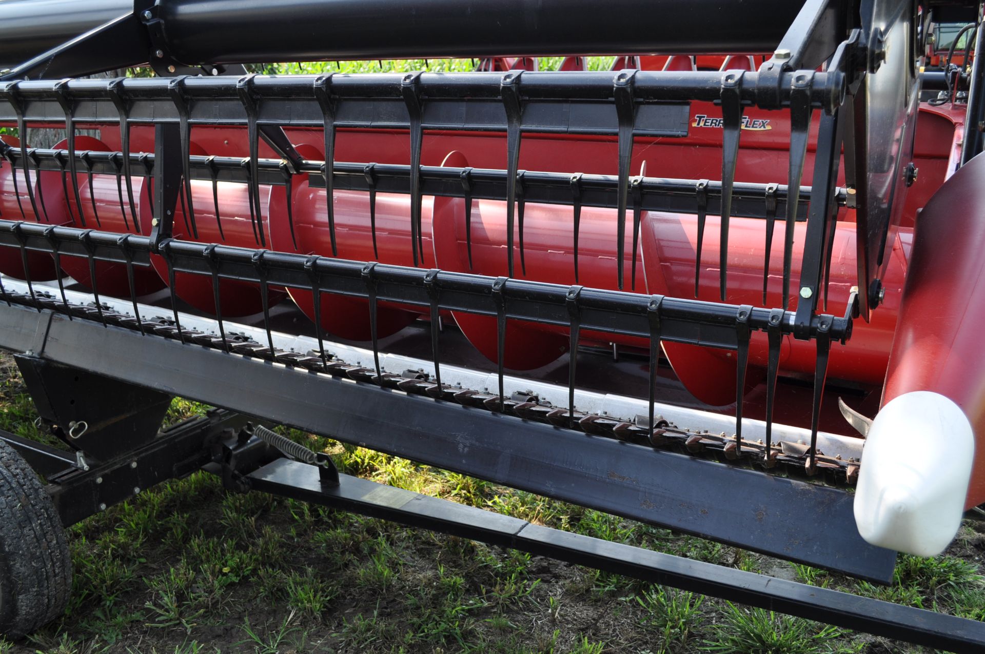 30’ Case IH 3020 grain platform, TerraFlex, full finger auger, single point hook up, hyd fore/aft - Image 11 of 18