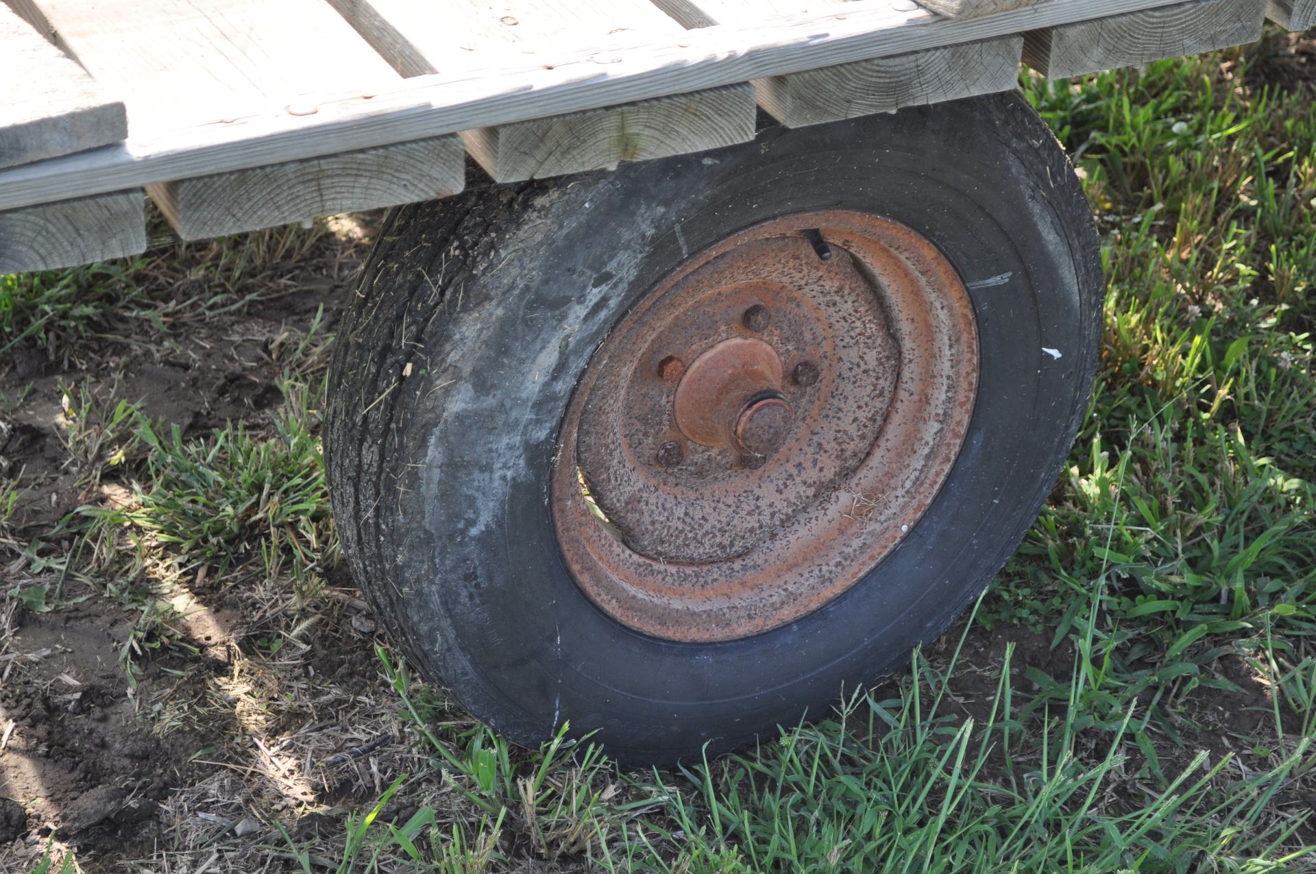 14’ x 7’ flat rack hay wagon, Montgomery Ward gear, 14” tires - Image 7 of 9