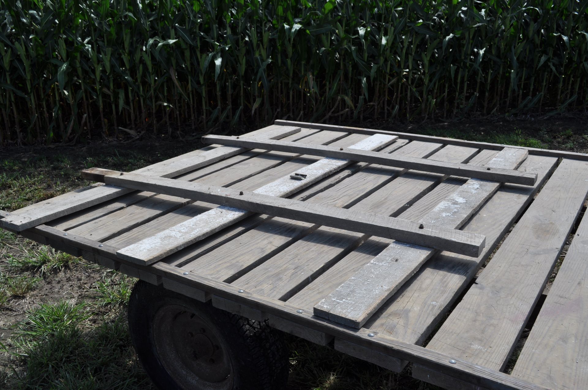 14’ x 7’ flat rack hay wagon, Montgomery Ward 3000 gear, 15” tires - Image 10 of 10