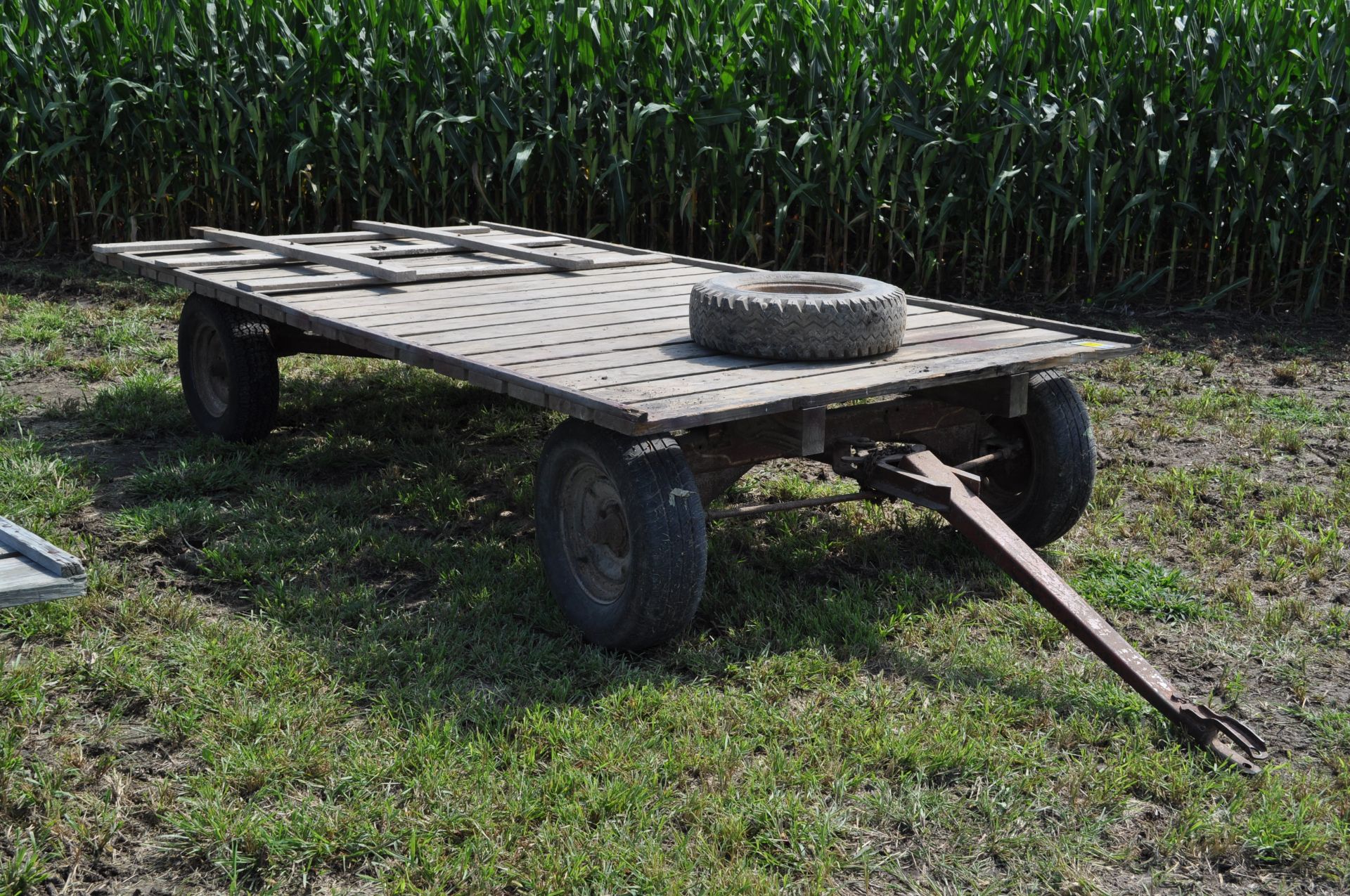 14’ x 7’ flat rack hay wagon, Montgomery Ward 3000 gear, 15” tires - Image 2 of 10