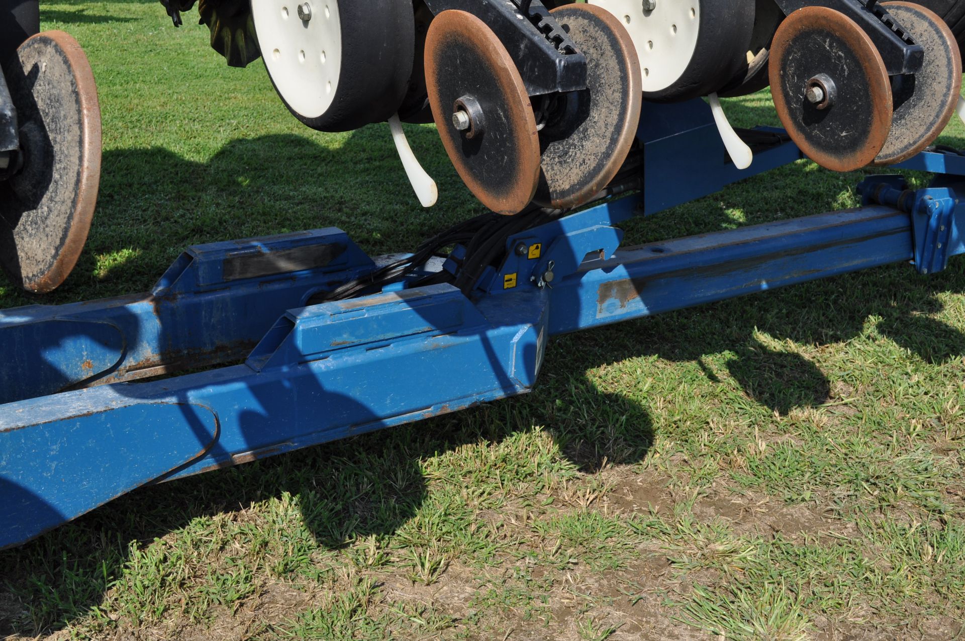 Kinze 3650 12/24 splitter planter, floating row cleaners on corn rows, no till coulters, box units - Image 15 of 20