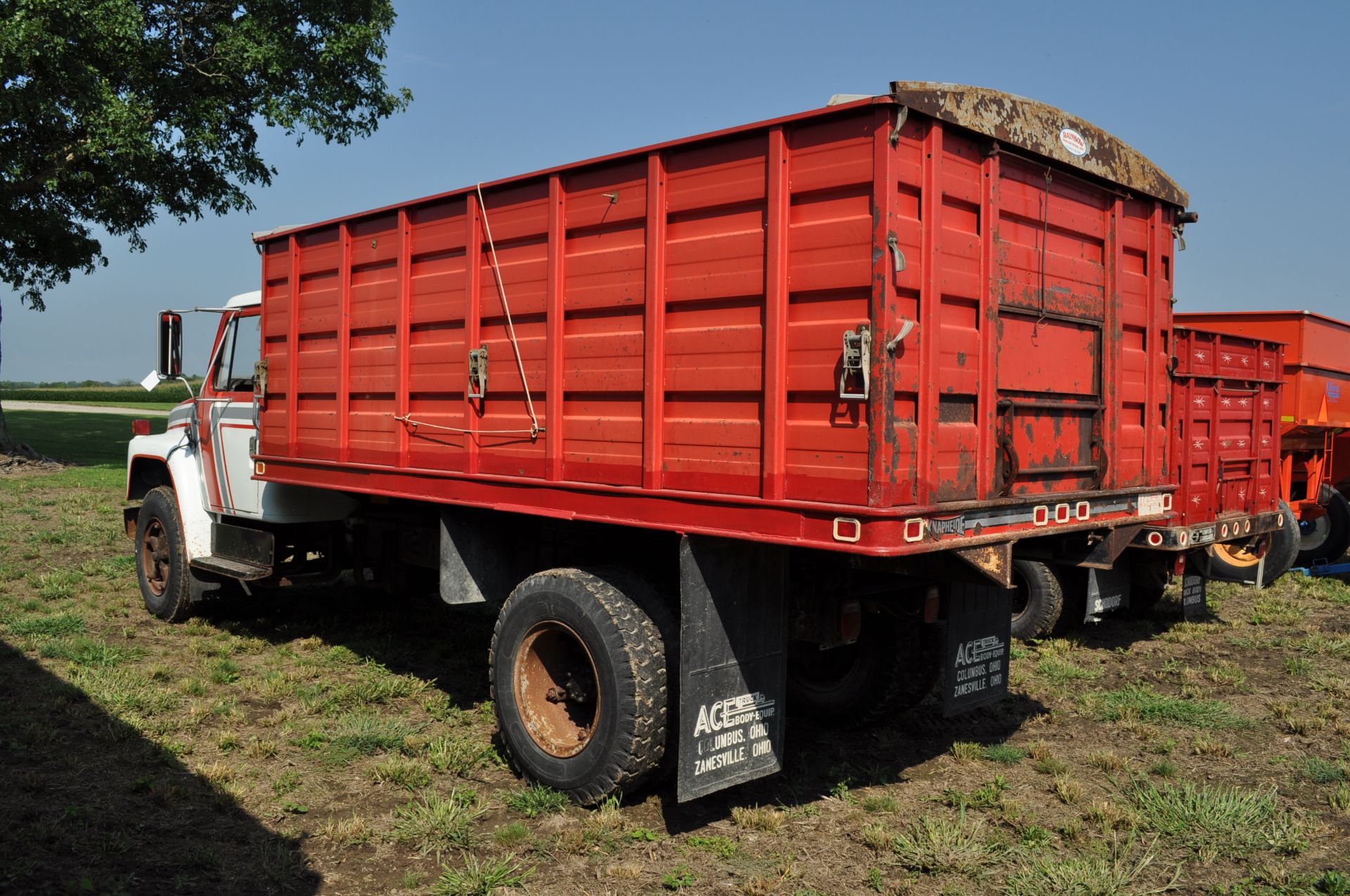 1982 International S1700 grain truck, IH gas 345 V-8 engine, 5 + 2 spd, 188 WB, single axle - Image 4 of 18