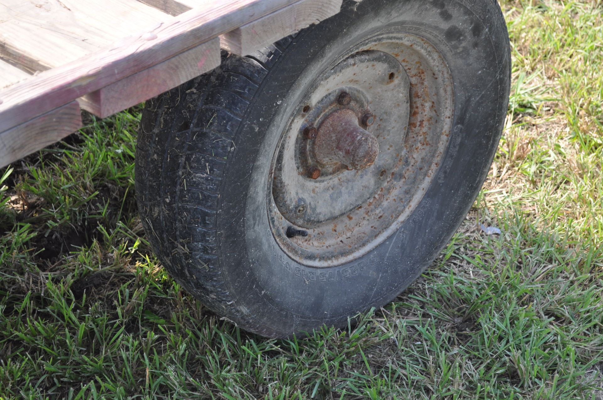 14’ x 7’ flat rack hay wagon, Montgomery Ward 3000 gear, 15” tires - Image 8 of 10