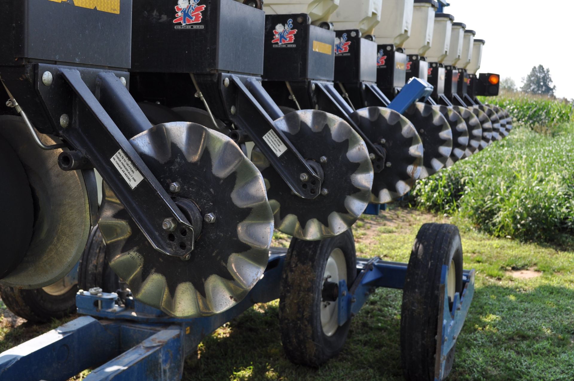 Kinze 3650 12/24 splitter planter, floating row cleaners on corn rows, no till coulters, box units - Image 6 of 20